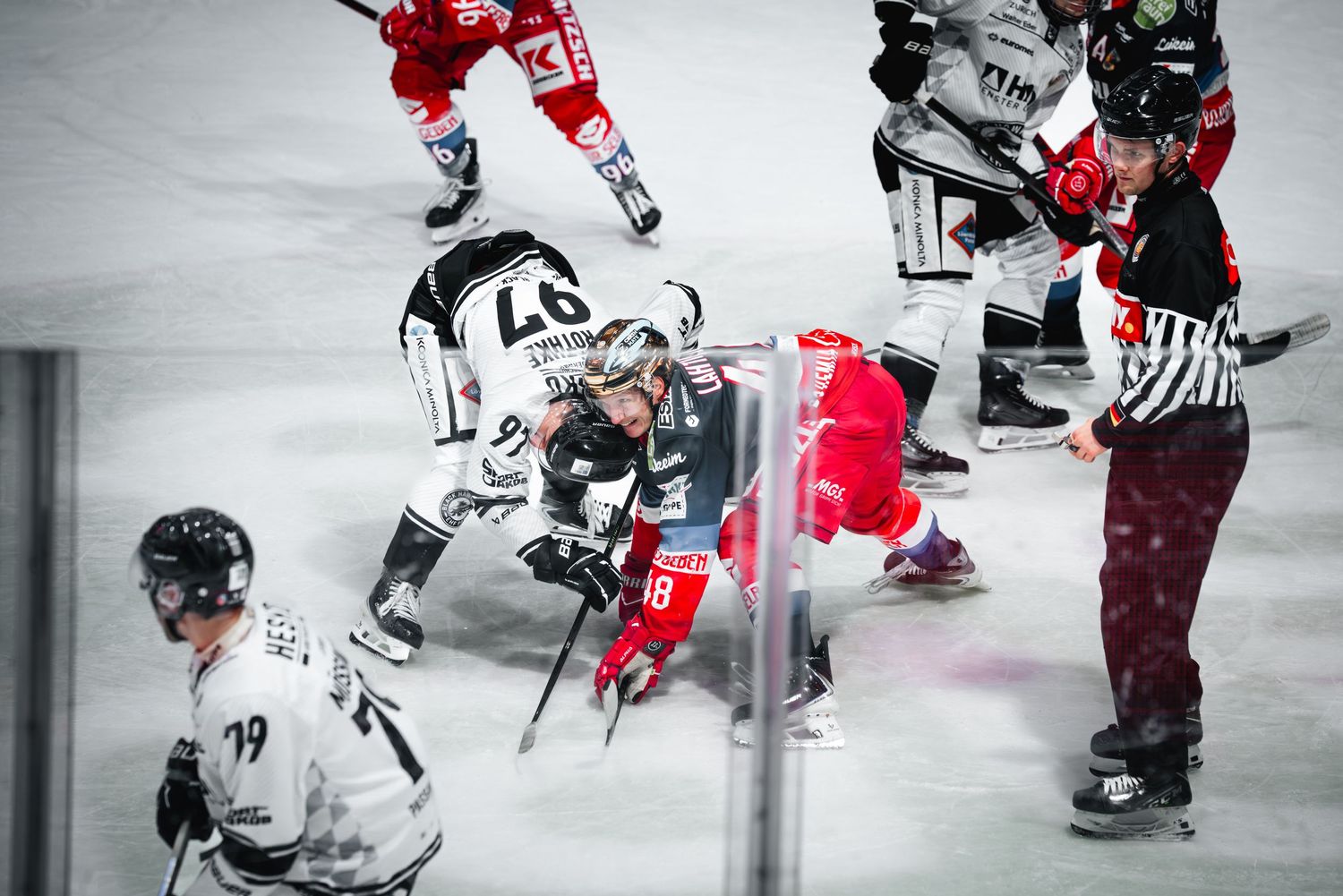 Eishockeyspieler im Duell auf dem Eis.