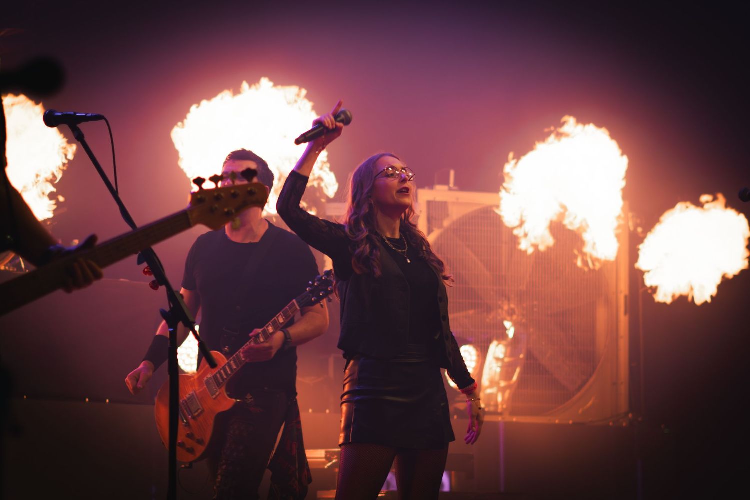 Band auf der Bühne.