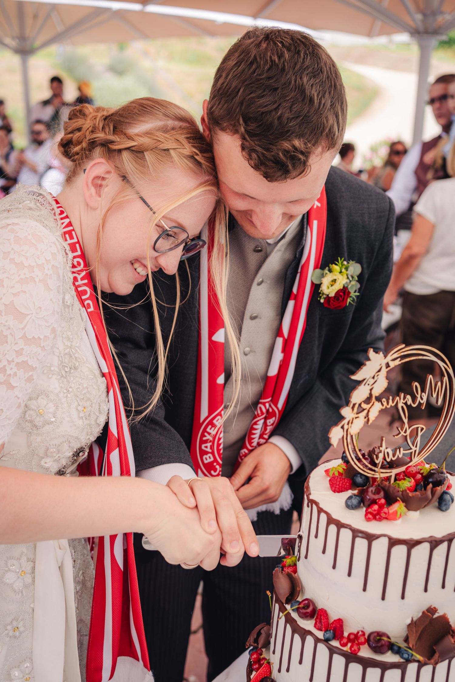Hochzeitspaar schneidet Torte an.