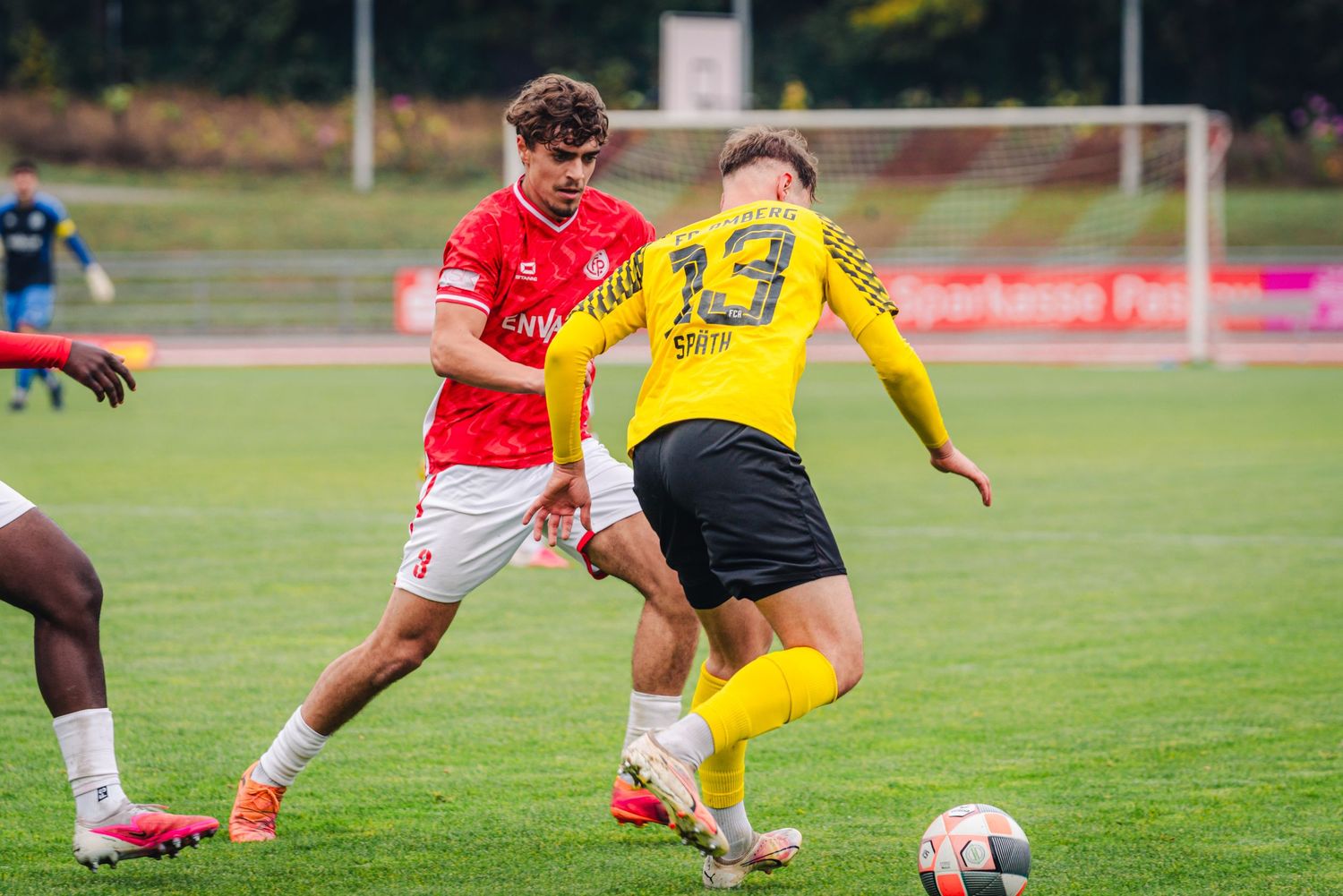 Zwei Fußballspieler im Zweikampf.