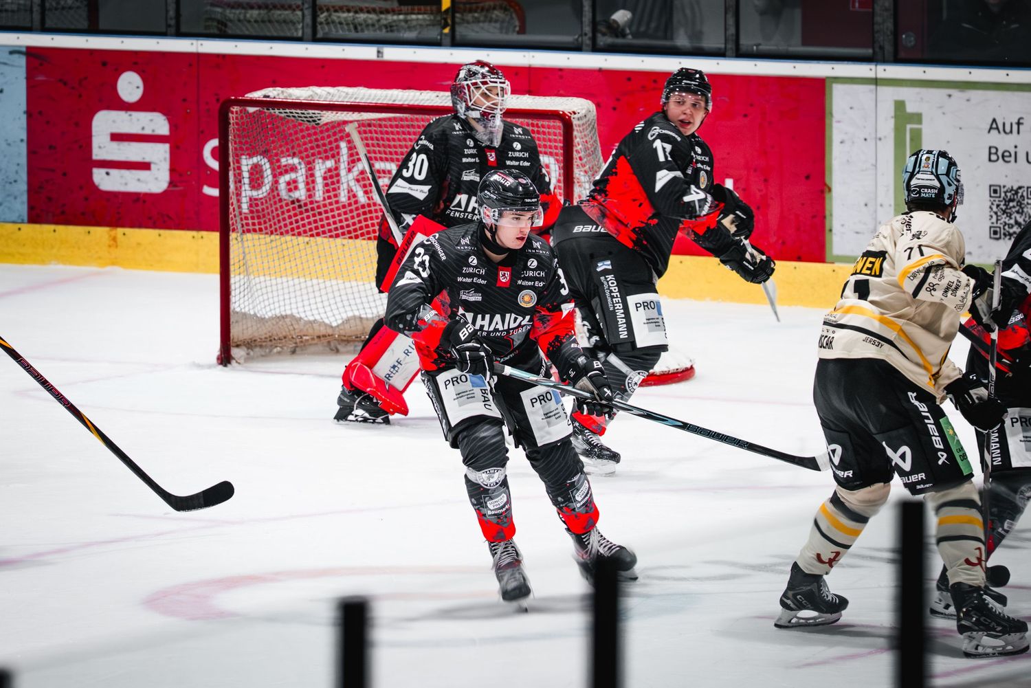 Eishockeyspieler im Duell auf dem Eis.