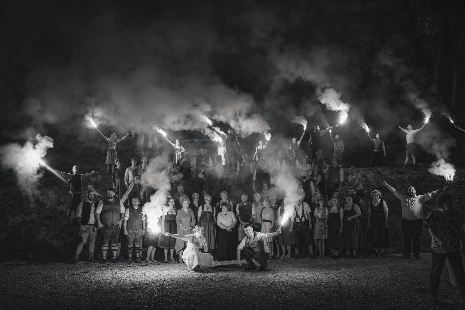 Hochzeitspaar mit Pyrotechnik vor ihren Gästen.