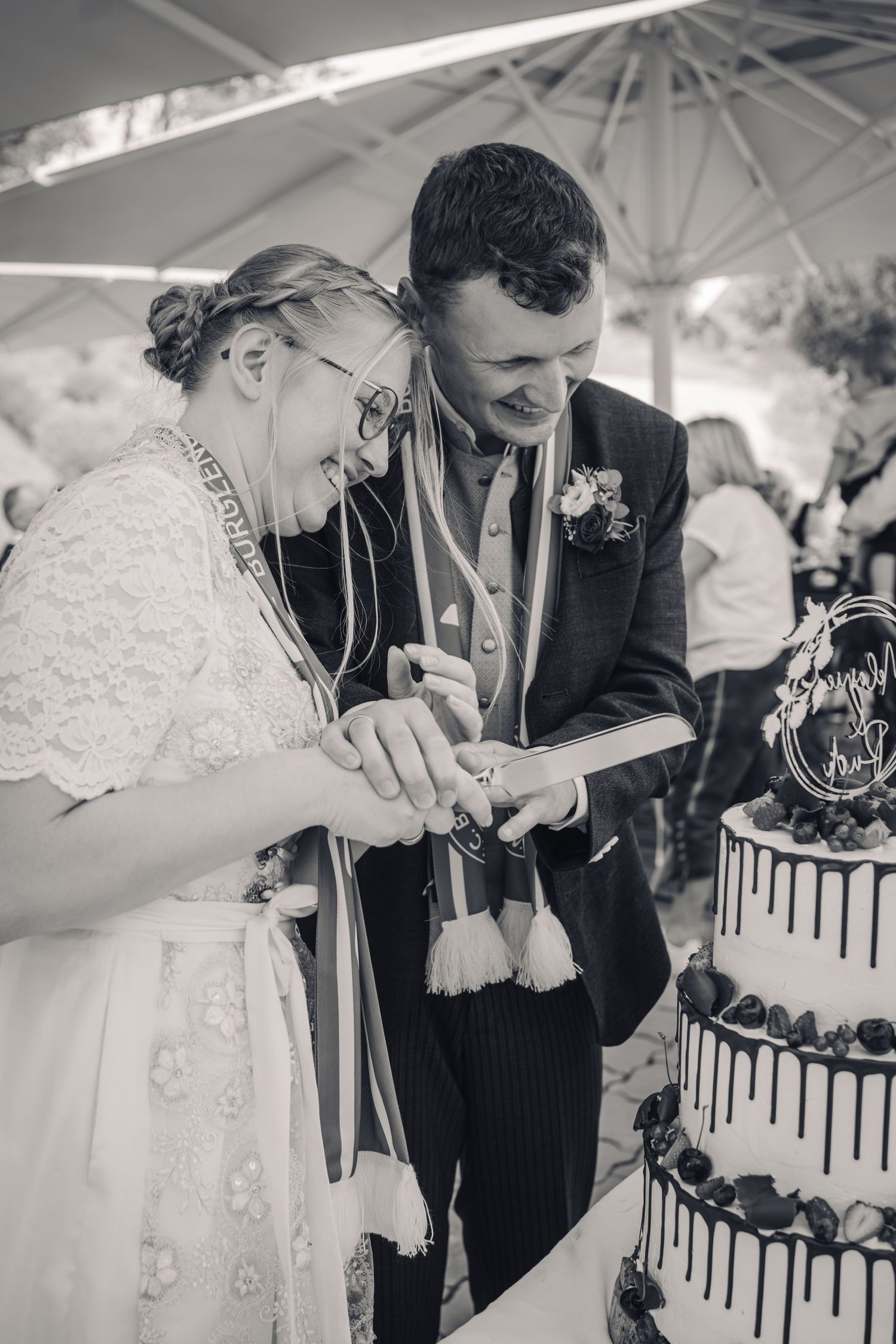 Hochzeitspaar schneidet Torte an.
