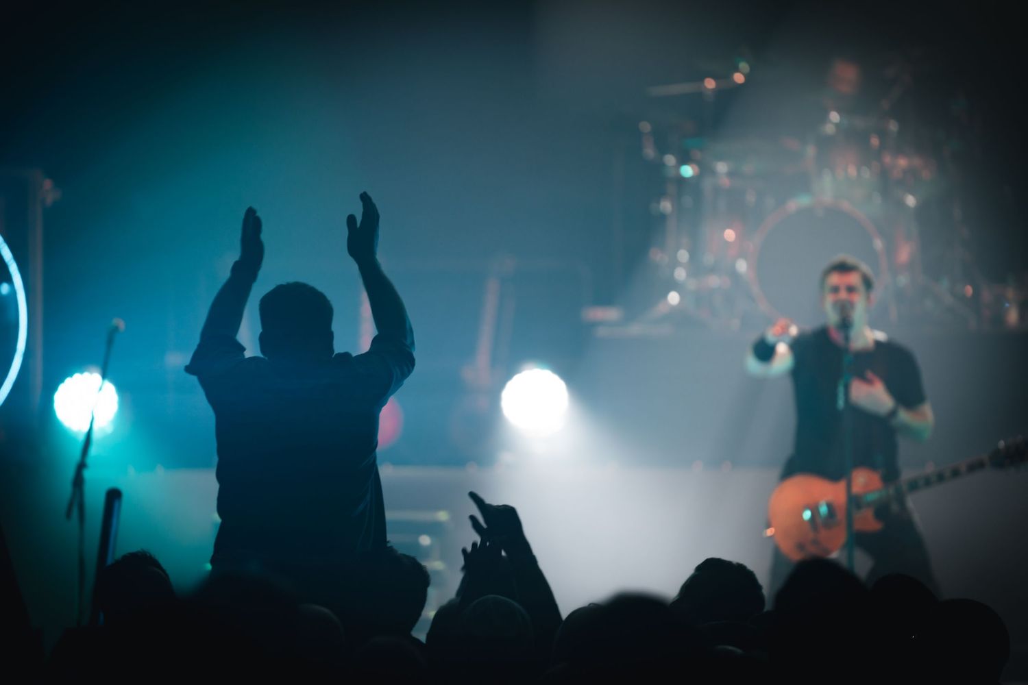 Band auf der Bühne.