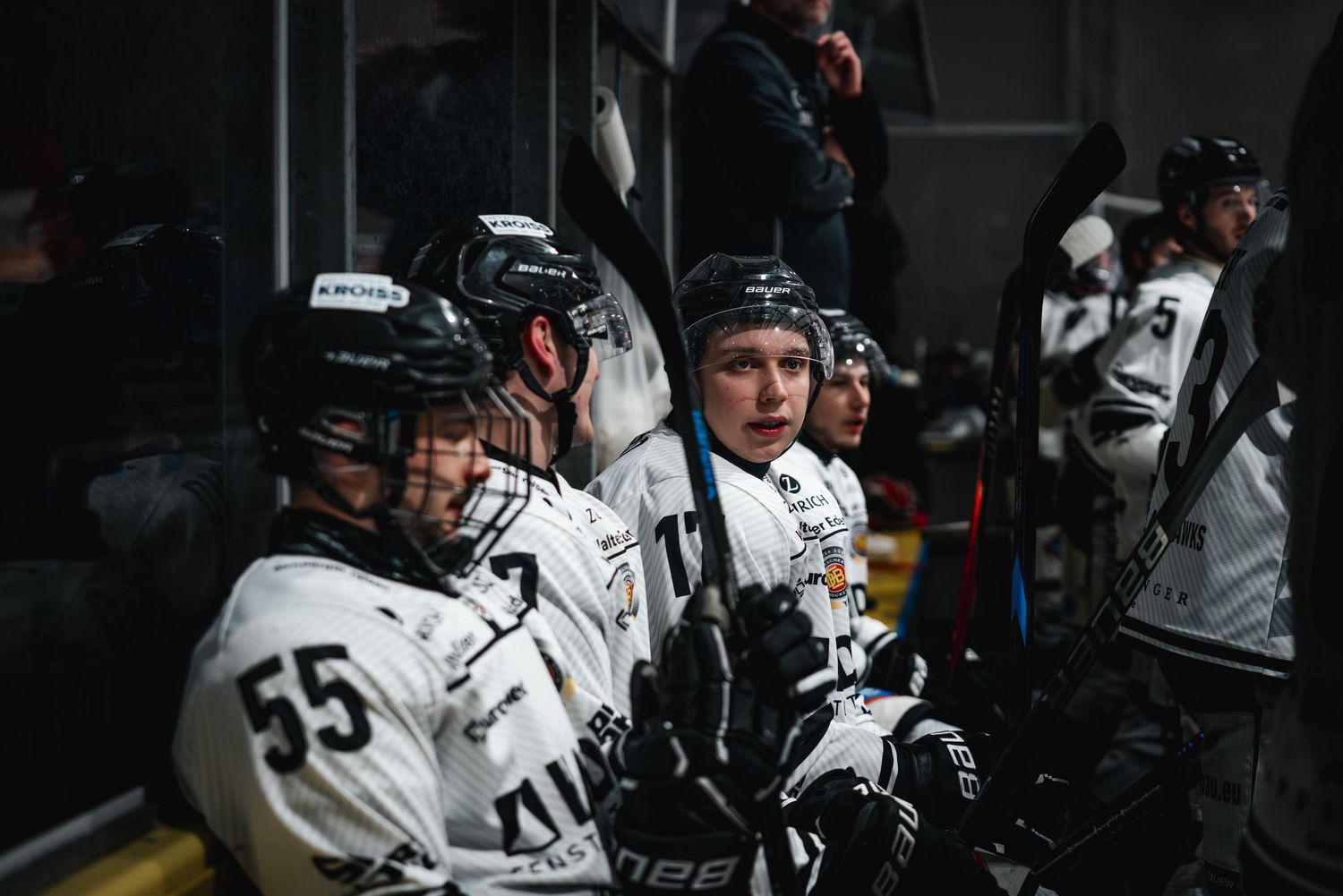 Eishockeyspieler auf der Spielerbank.