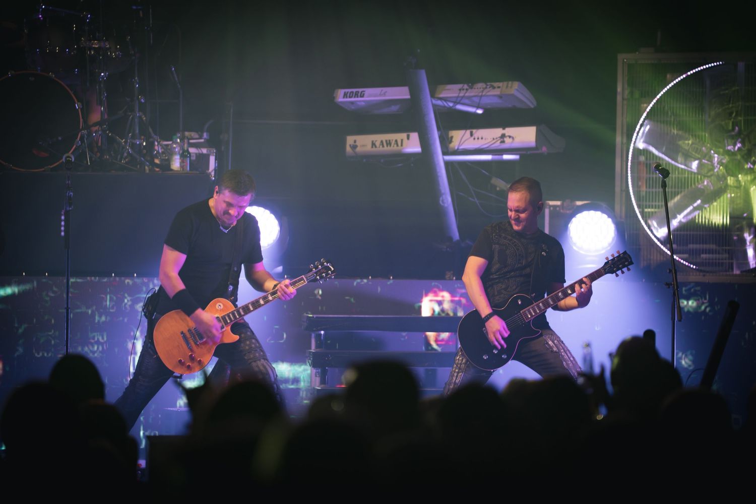 Band auf der Bühne.