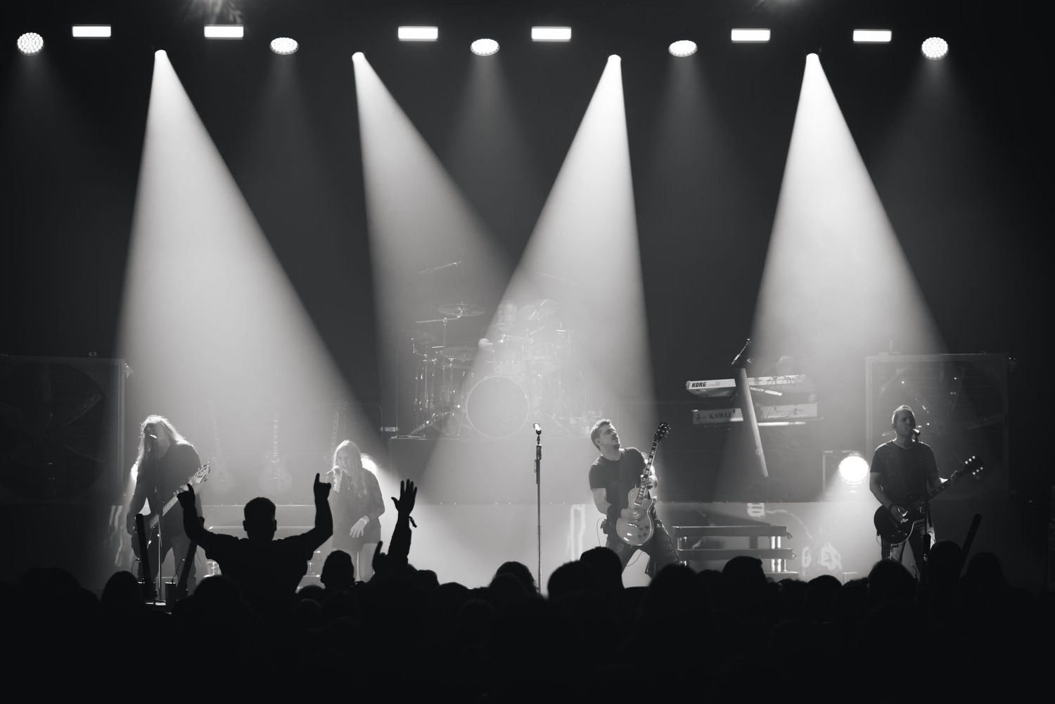 Band auf der Bühne.