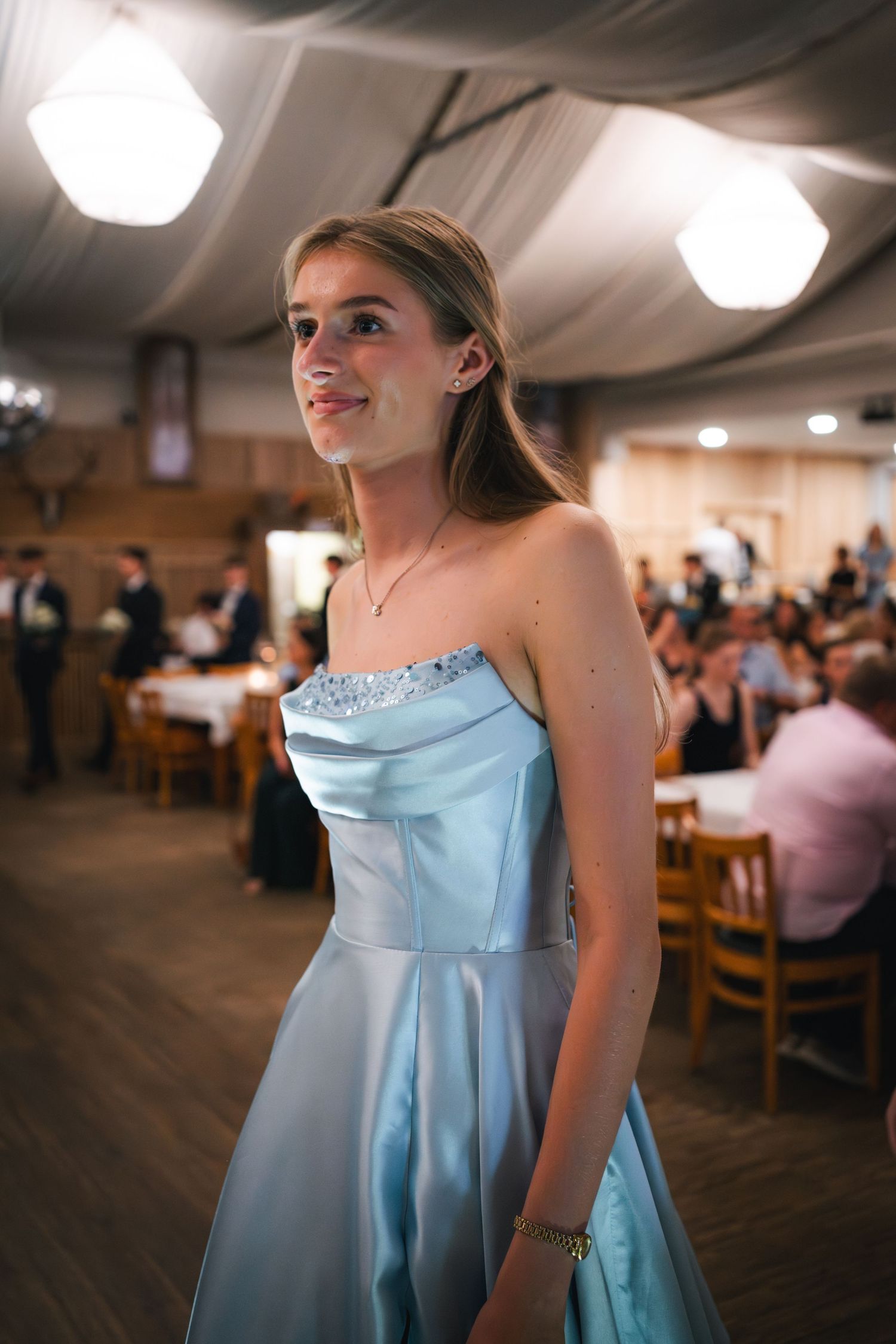 Absolvent:innen laufen in die Location ein.