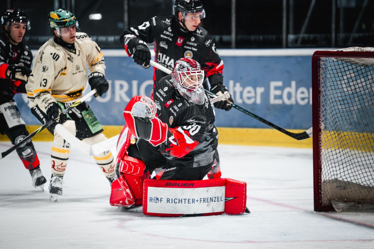 Eishockeyspieler im Duell auf dem Eis.