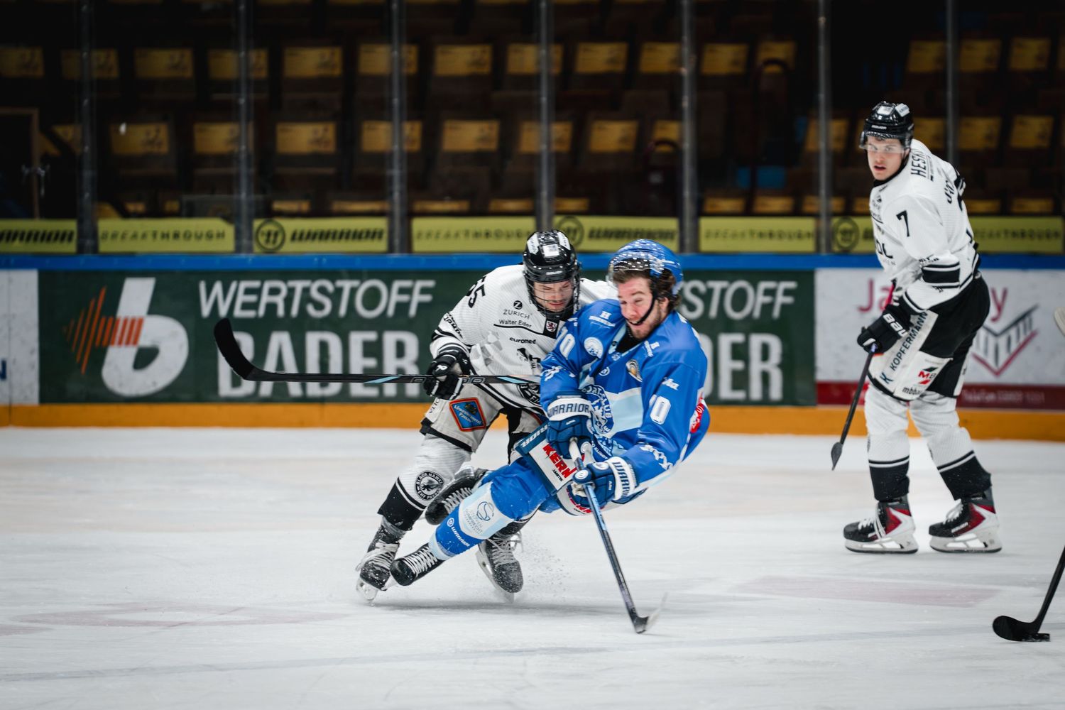 Eishockeyspieler im Duell auf dem Eis.