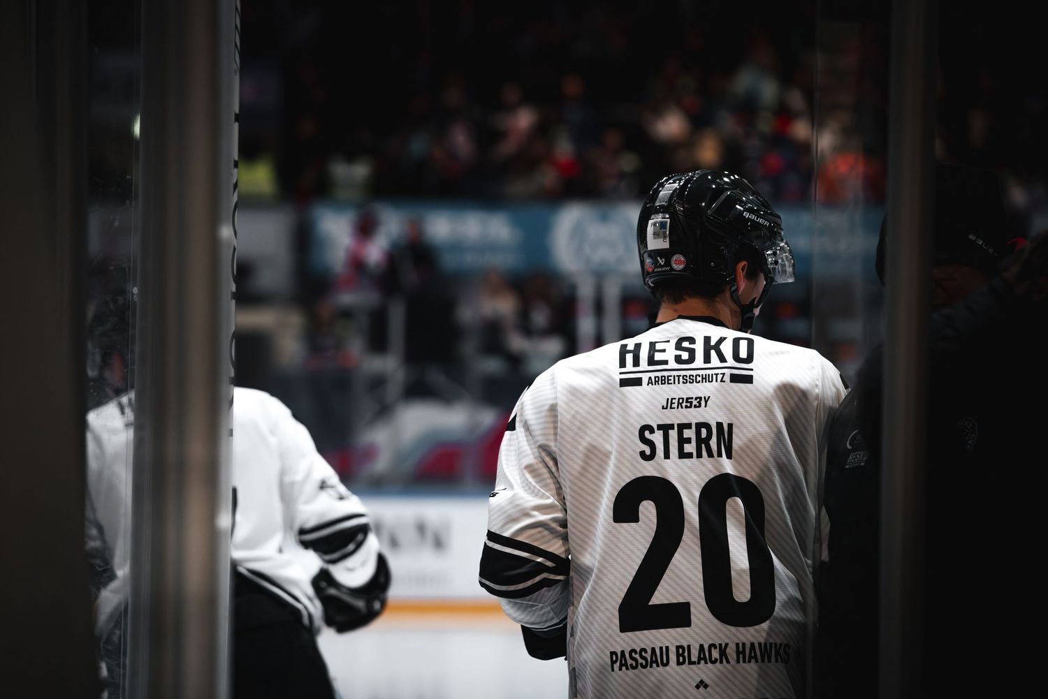 Eishockeyspieler auf der Spielerbank.