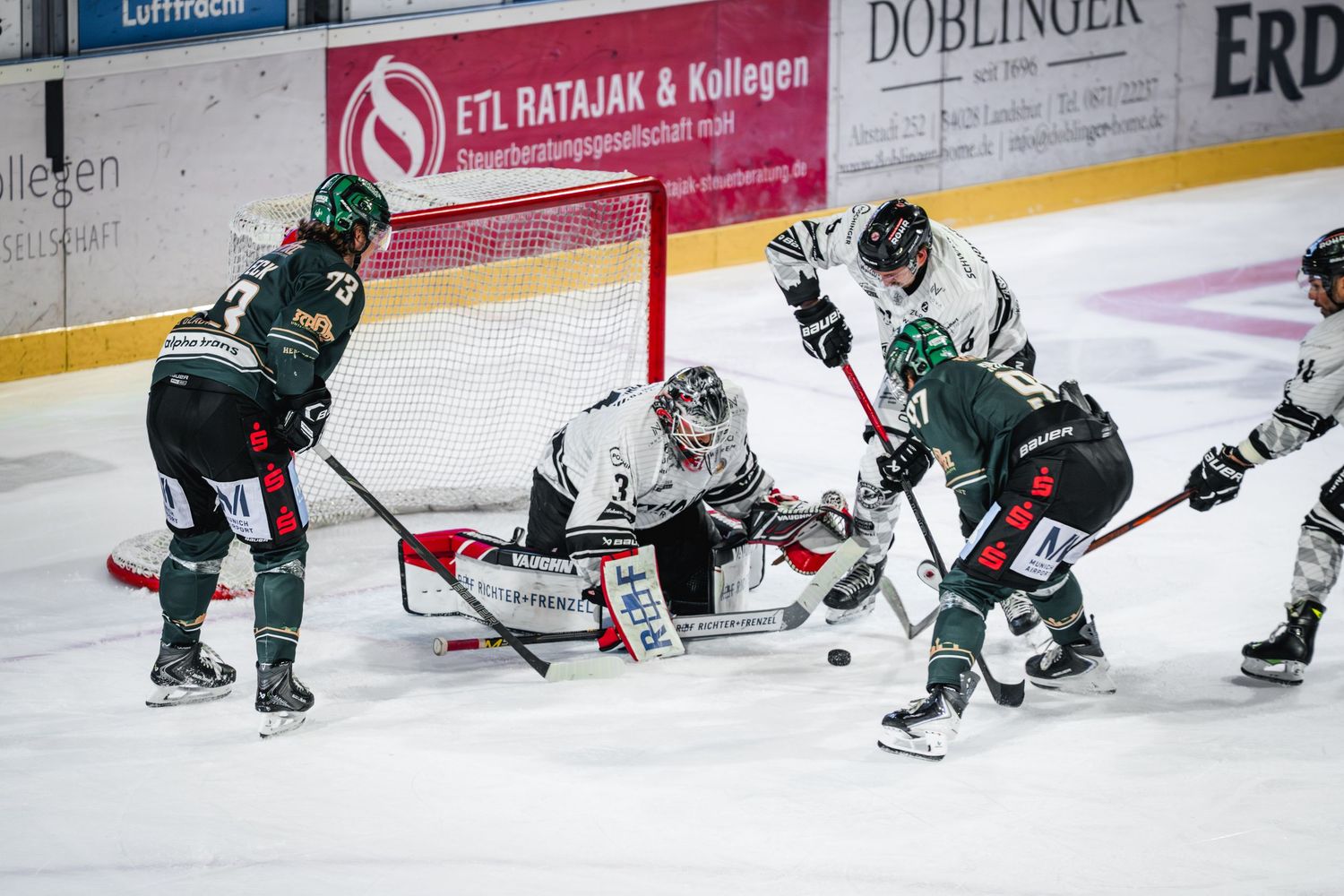 Eishockeyspieler im Duell auf dem Eis.