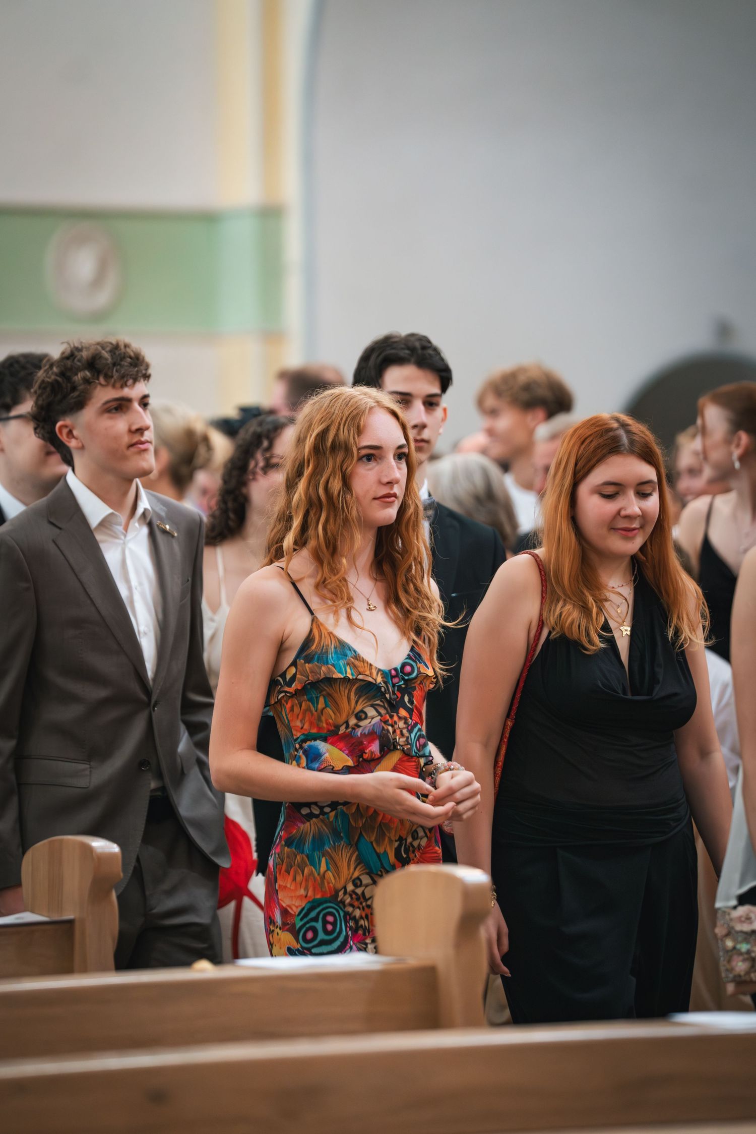 Absolvent:innen in der KIrche.