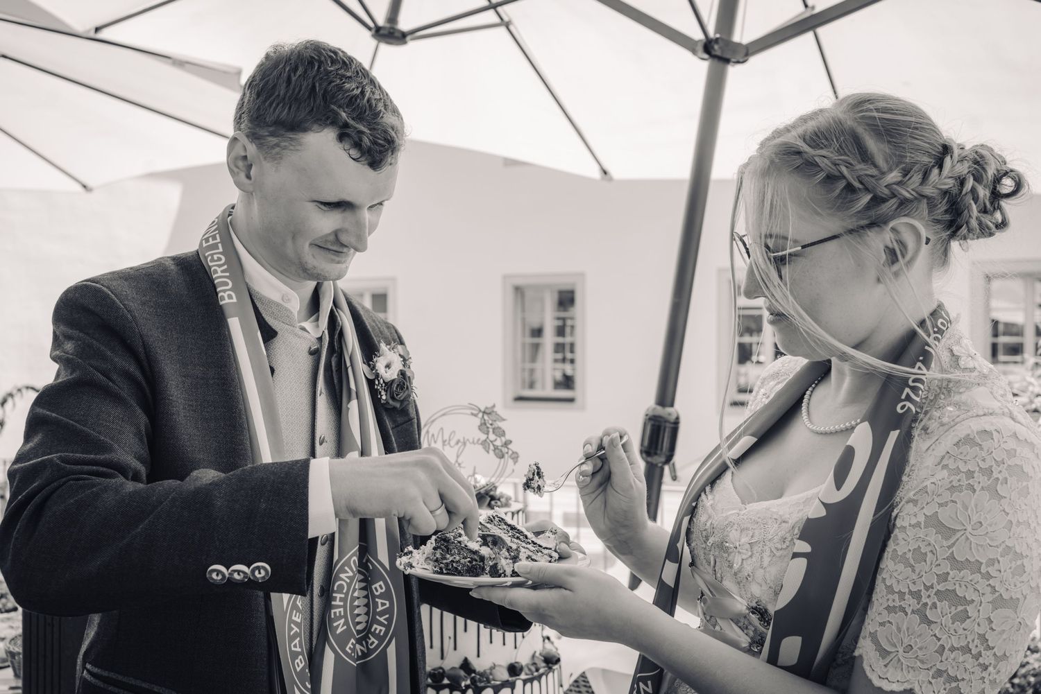 Hochzeitspaar isst Torte.