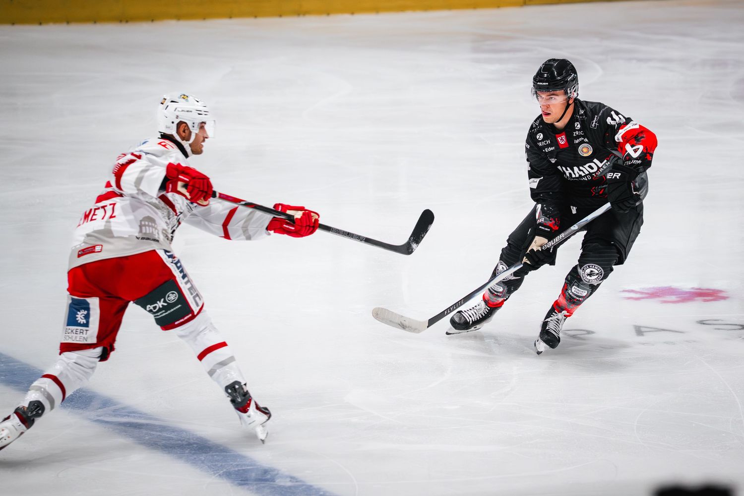 Eishockeyspieler im Duell auf dem Eis.