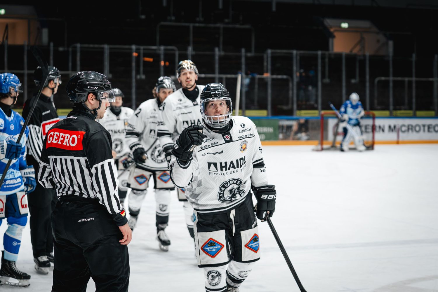 Eishockeyspieler feiert Tor.