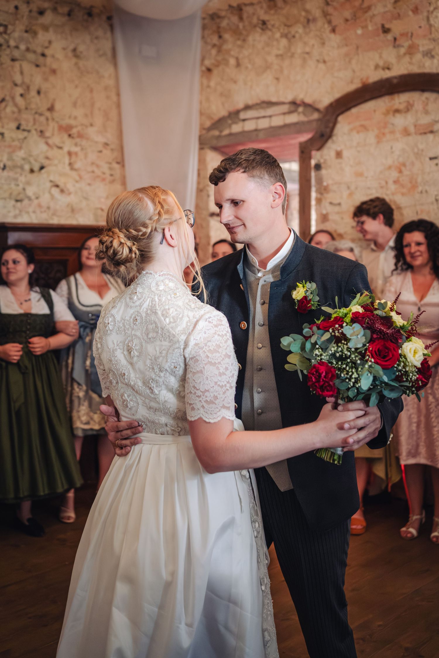 Hochzeitspaar tanzt.