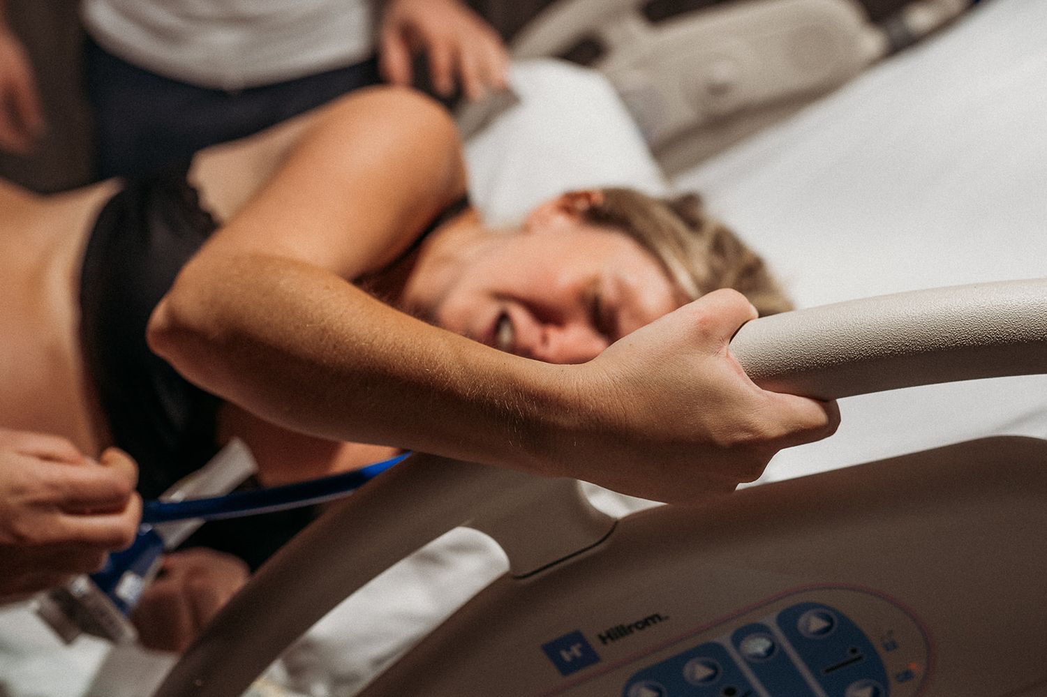 mother experiencing contractions during a birth in dubai