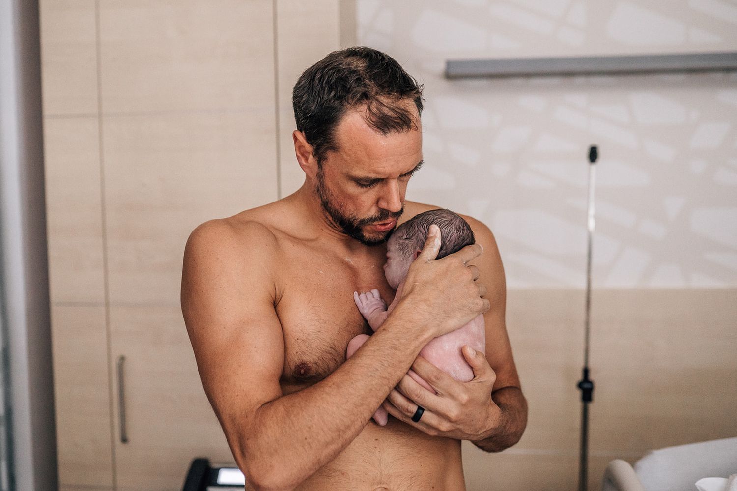 skin to skin with dad during birth photo shoot