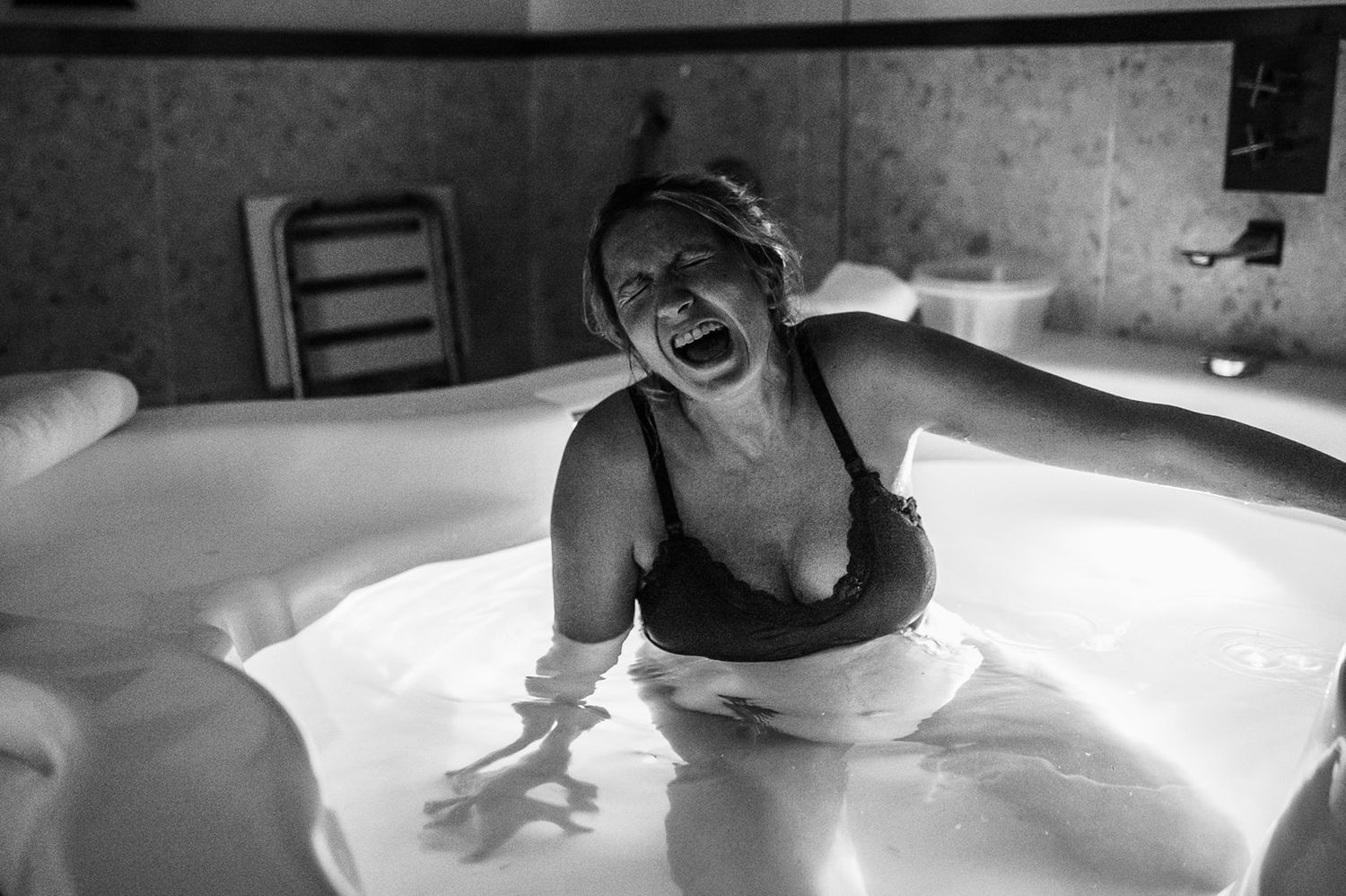 mom screaming during a contraction labour