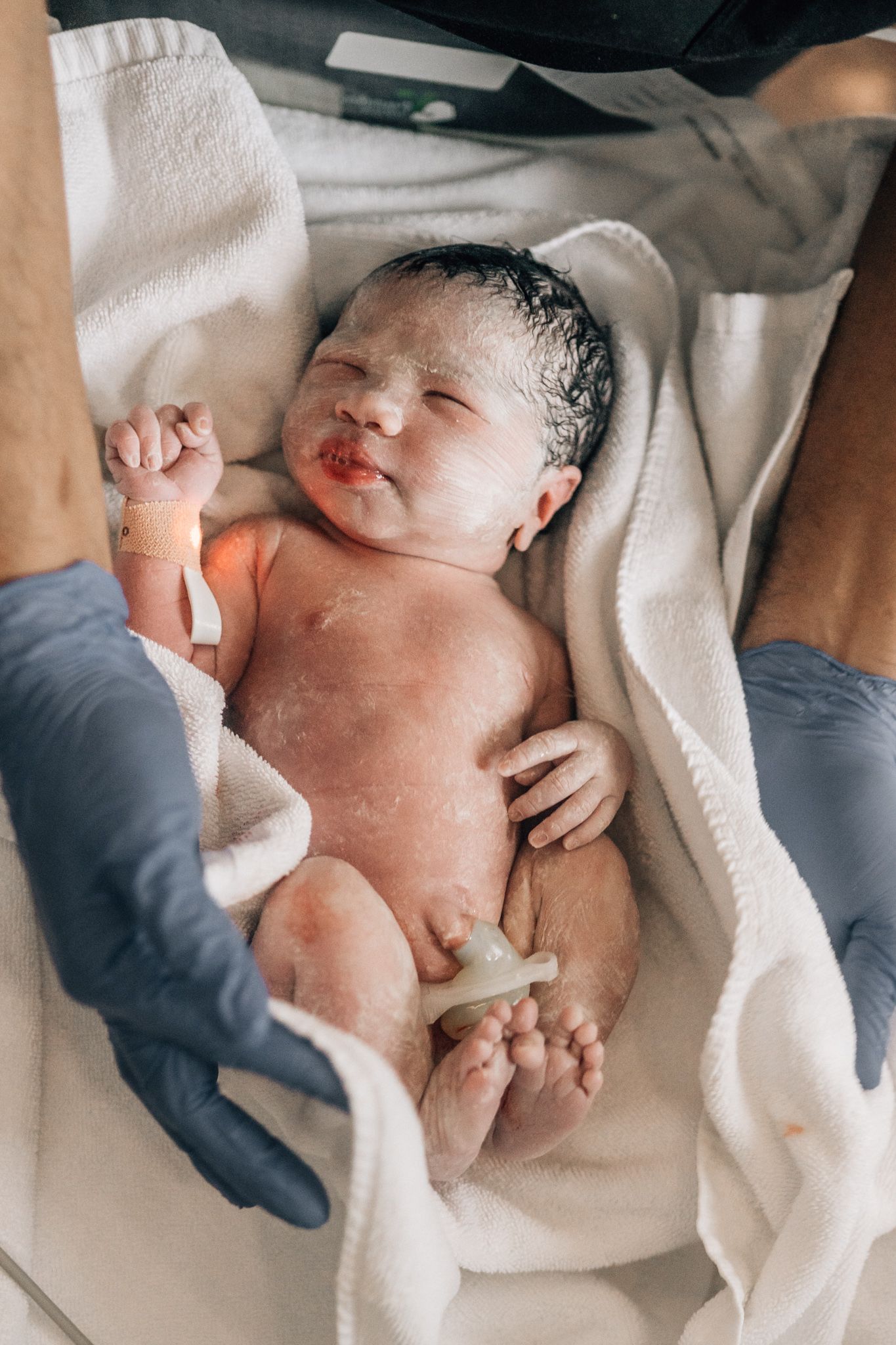 newborn baby dubai birth photographer
