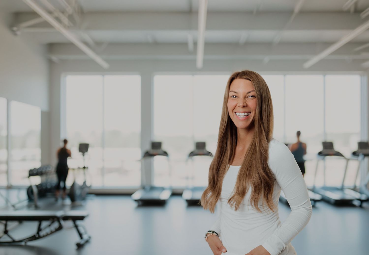 Portrait von Branca im Fitnessstudio. Personal Coach für ganzheitliches Training, Ernährung und Coaching für Frauen.