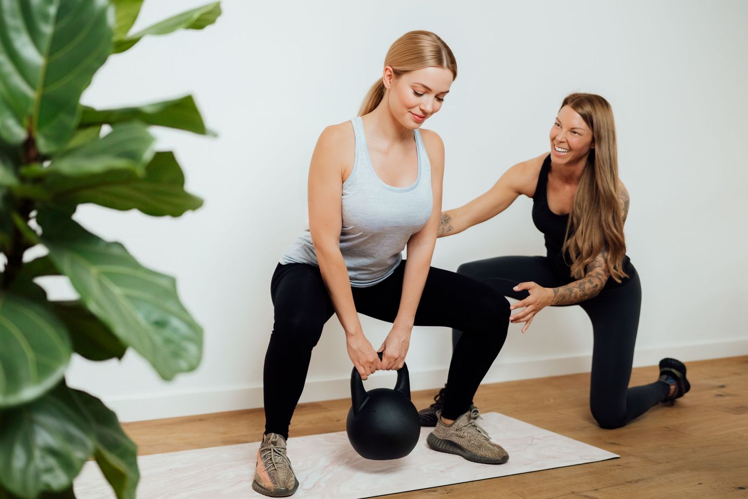 Sinnbild: Personal Training mit Branca. Individuelles Krafttraining mit Kettlebell für Frauen zur Verbesserung von Kraft und Stabilität.