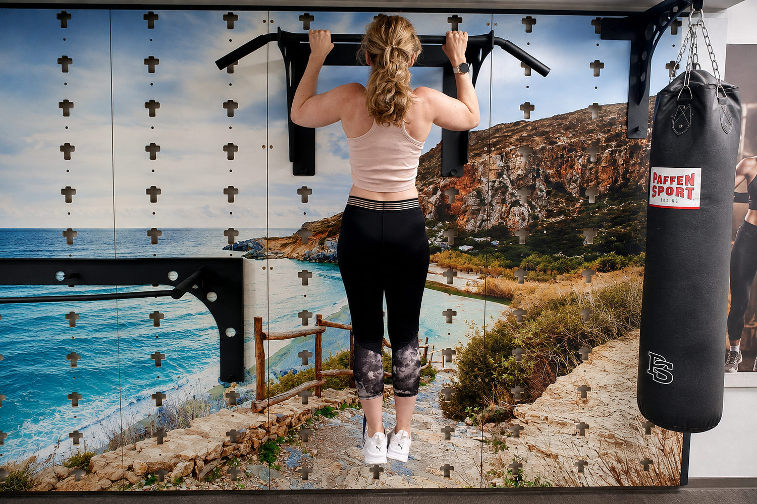 Kundin von Branca Zimmer macht einen Klimmzug nach der Schmerztherapie und Personal Training.