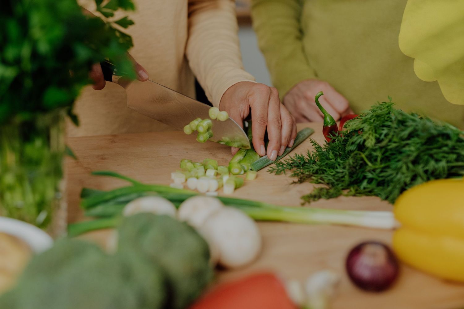 Symbolbild: Zubereitung frischer Lebensmittel. Sinnbild für ganzheitliche Ernährungsberatung, Genuss und alltagstaugliche Ernährung.