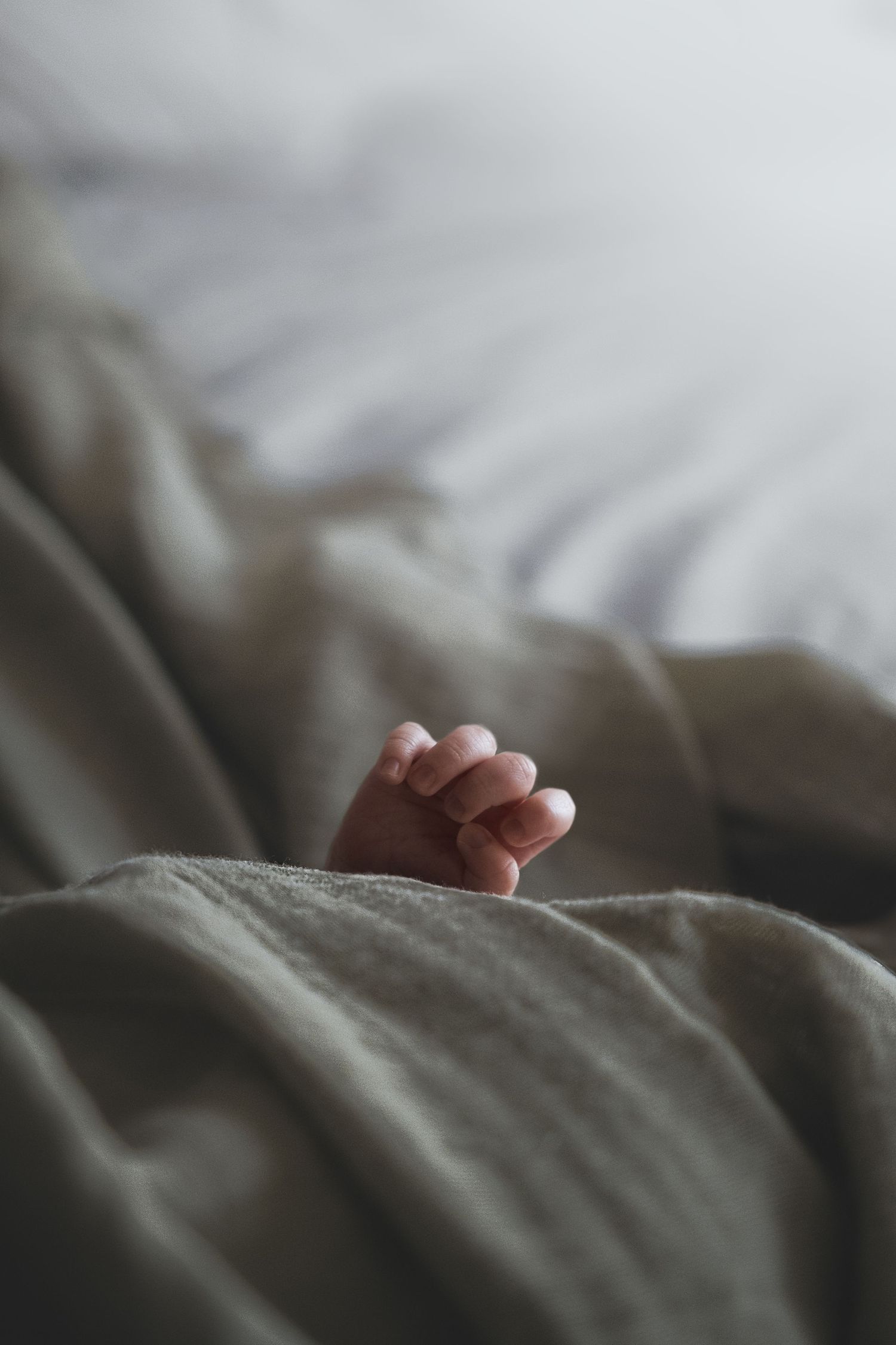 Photo de naissance bébé nourisson shooting photo couple famille montréal québec canada