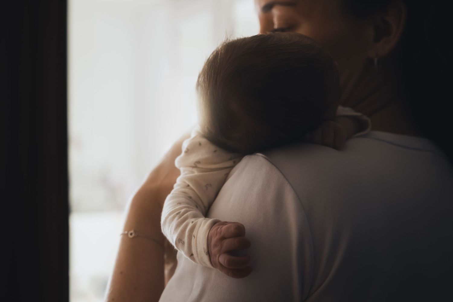 Photo de naissance bébé nourisson shooting photo couple famille montréal québec canada