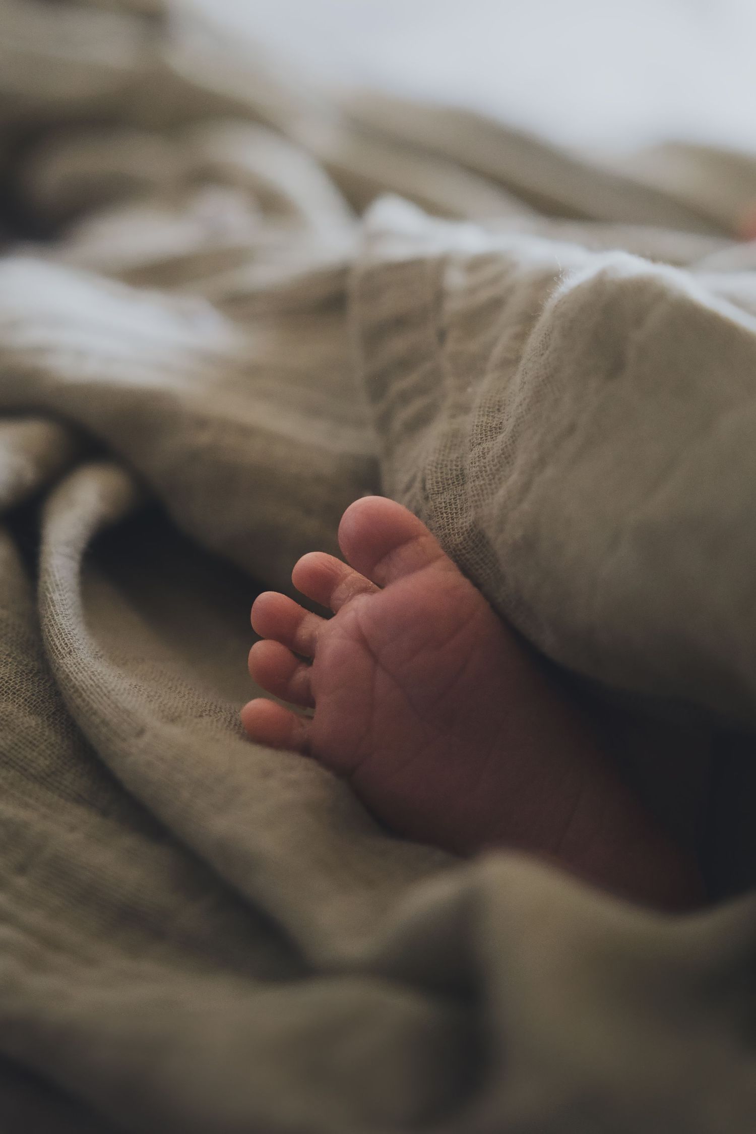 Photo de naissance bébé nourisson shooting photo couple famille montréal québec canada