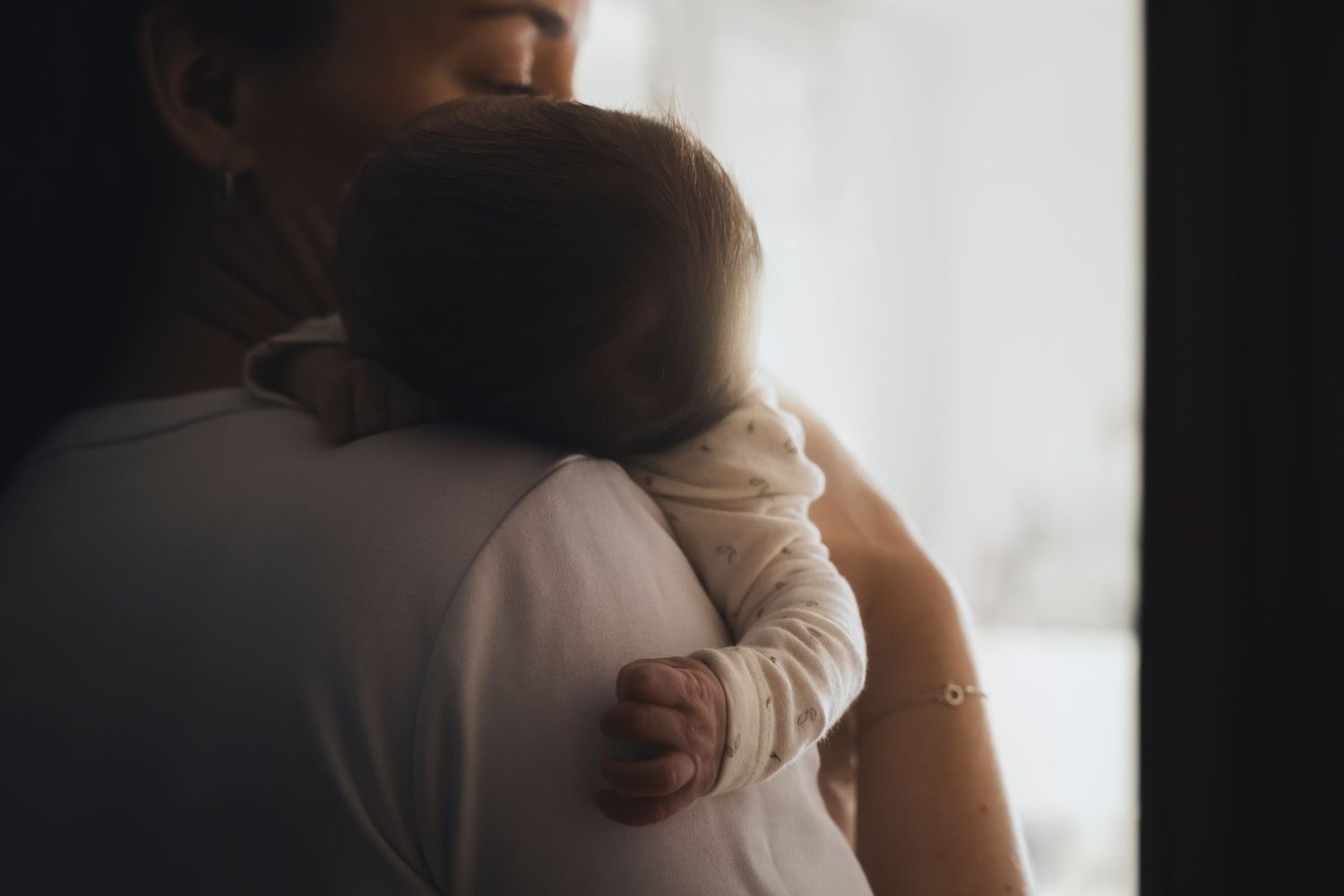 Photo de naissance bébé nourisson shooting photo couple famille montréal québec canada
