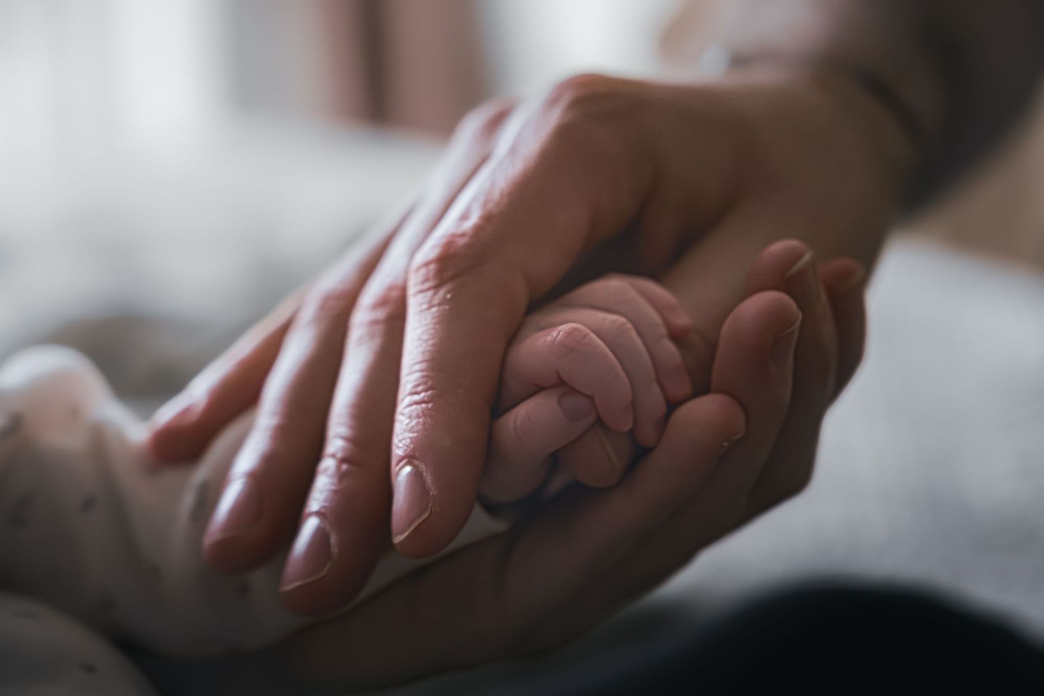 Photo de naissance bébé nourisson shooting photo couple famille montréal québec canada