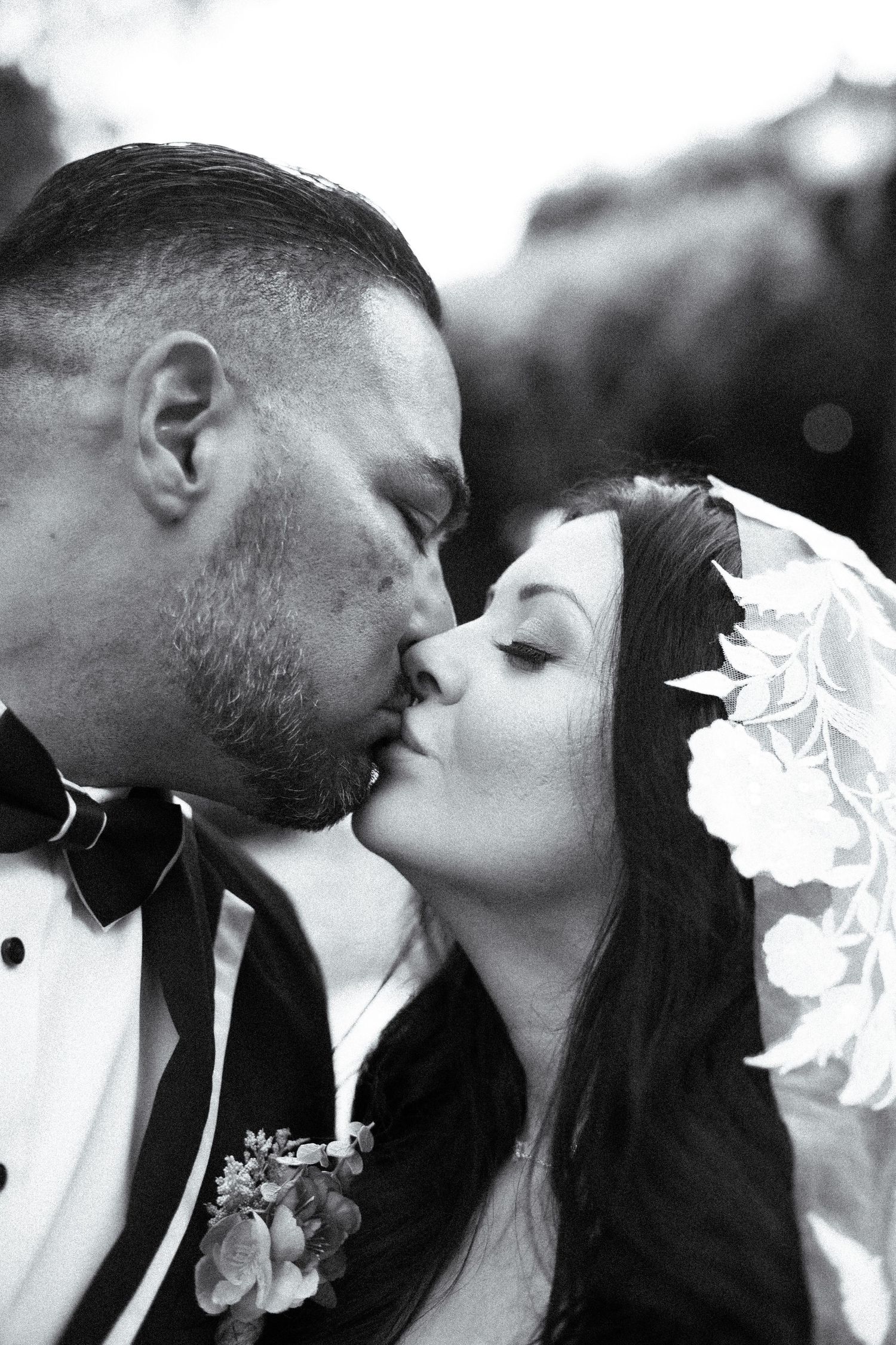 couple kisses at M ranch in California