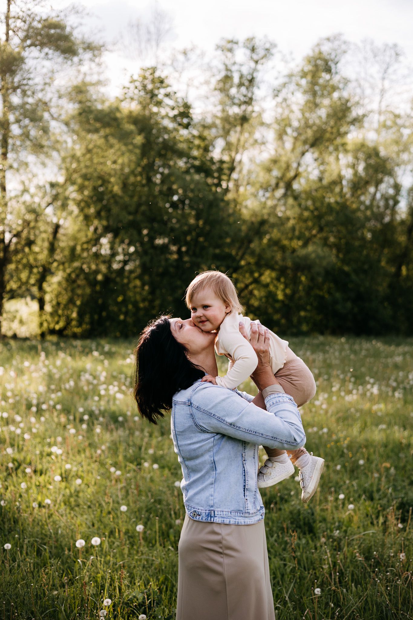 Rodinné přirozené focení Rokycany. Karolína Koudelková rodinná, newborn a svatební fotografka Rokycany, Plzeň, Hořovice a okolí.