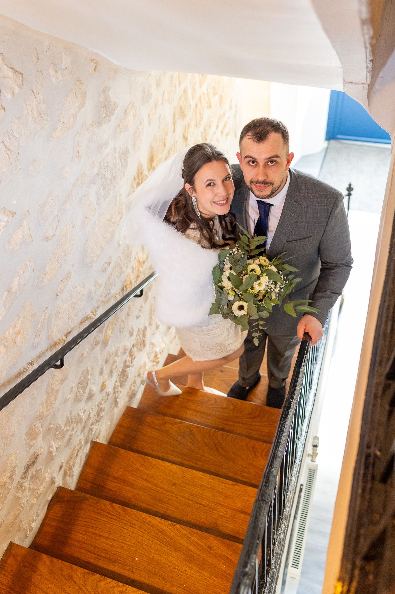 mariés qui montent l'escalier du restaurant