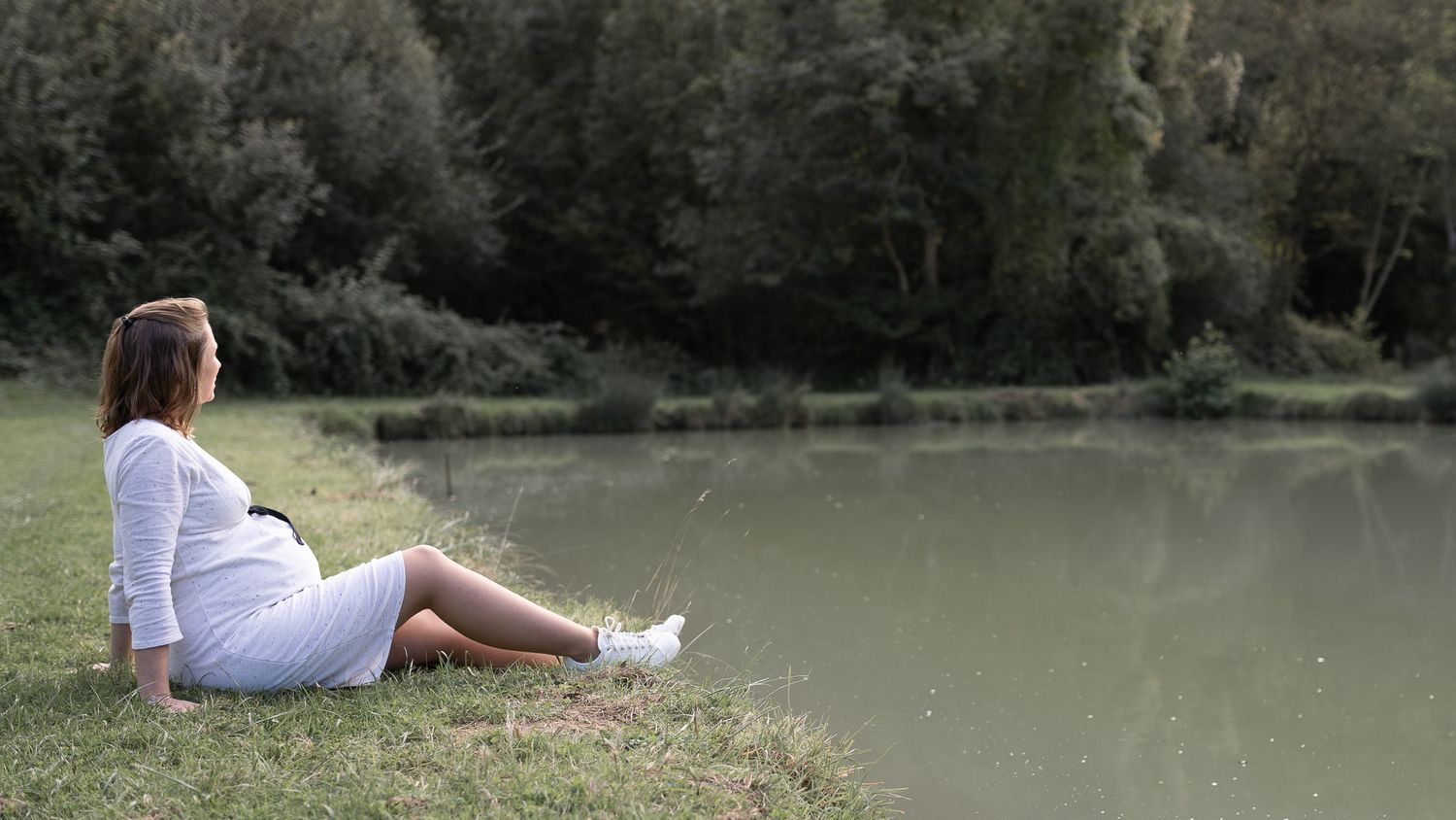 photo de grossesse devant un lac