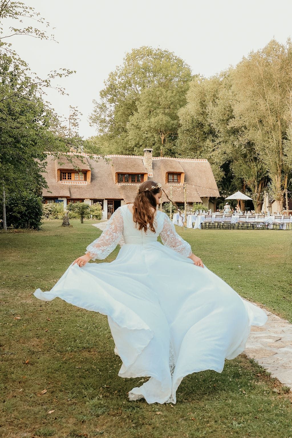 Mariée qui fait une séance photo trash the dress dans les yvelines