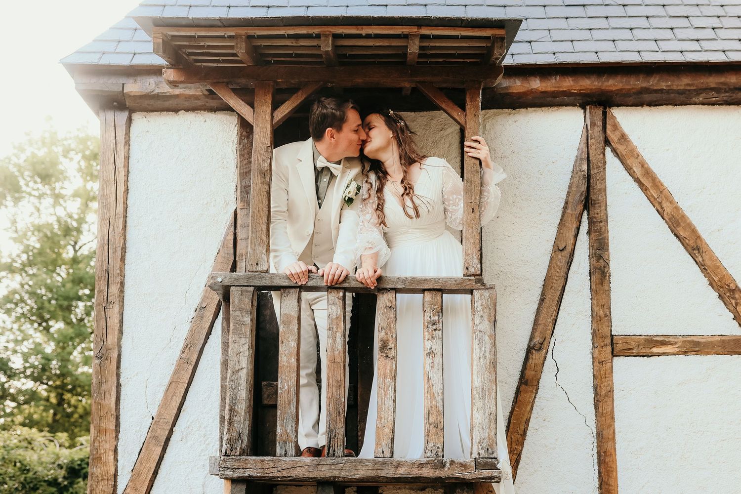 photo de couple qui s'embrasse dans le domaine de la maltorne