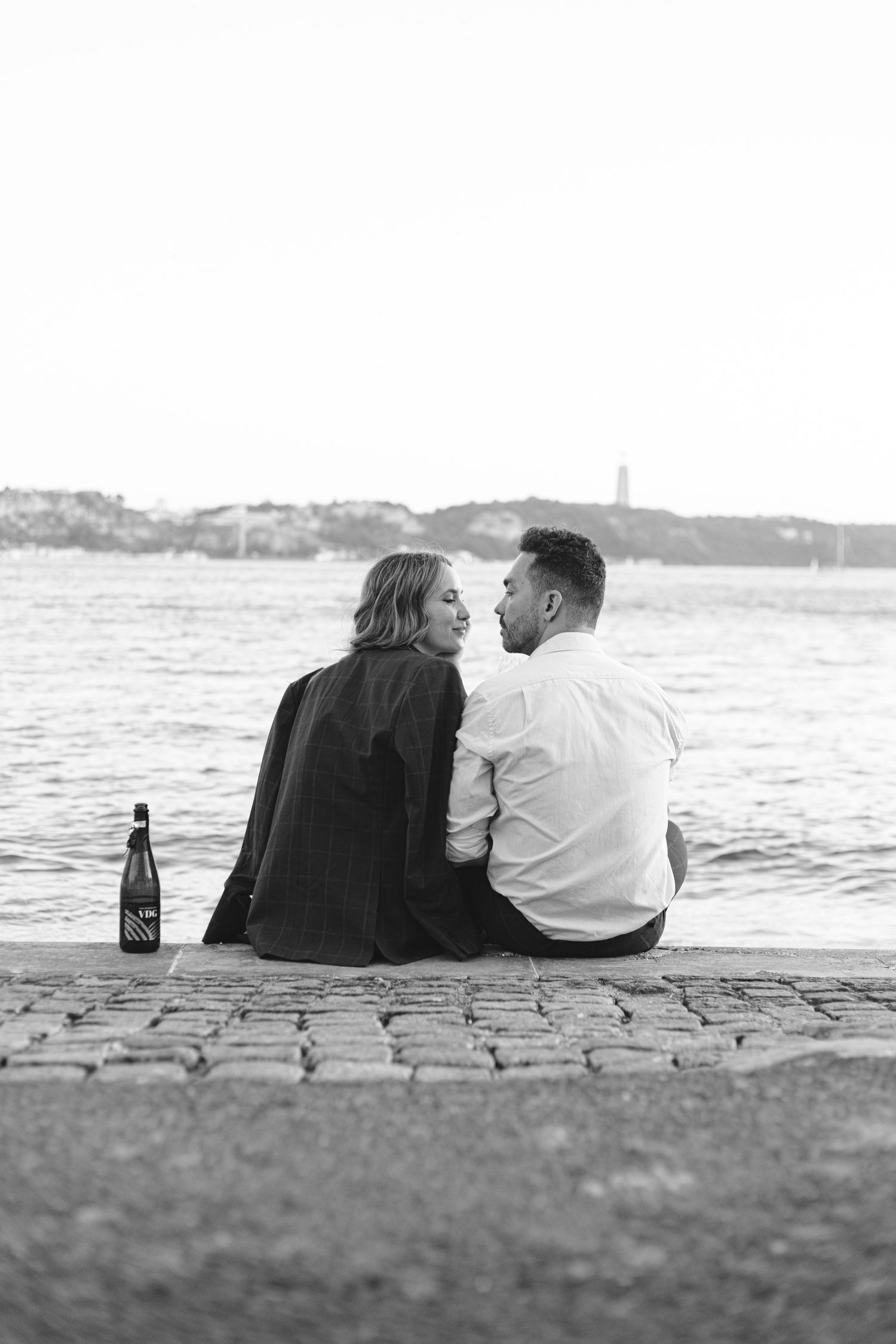 Casal de noivos com garrafa de champagne