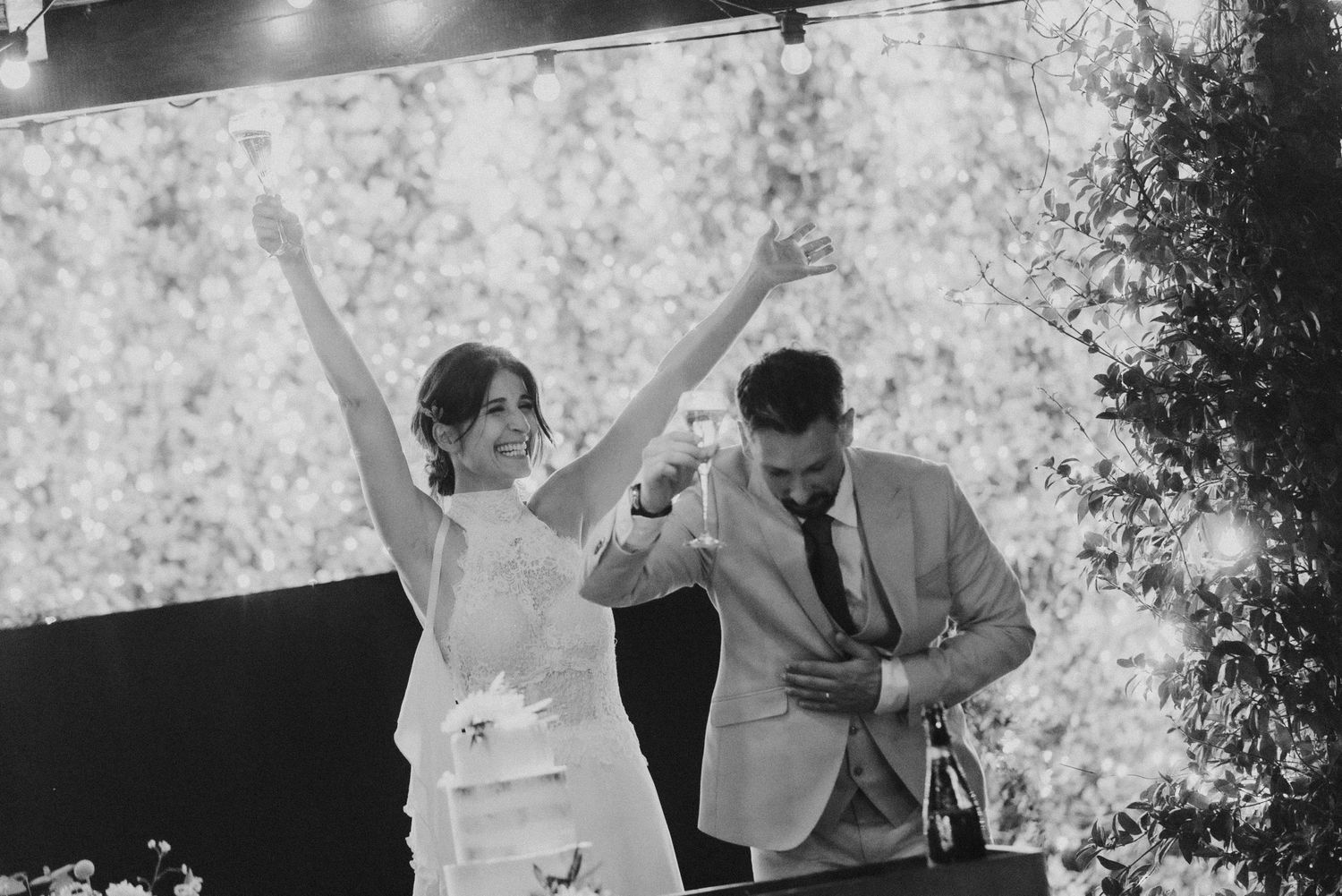 Marido e mulher a brindar champagne na festa de casamento