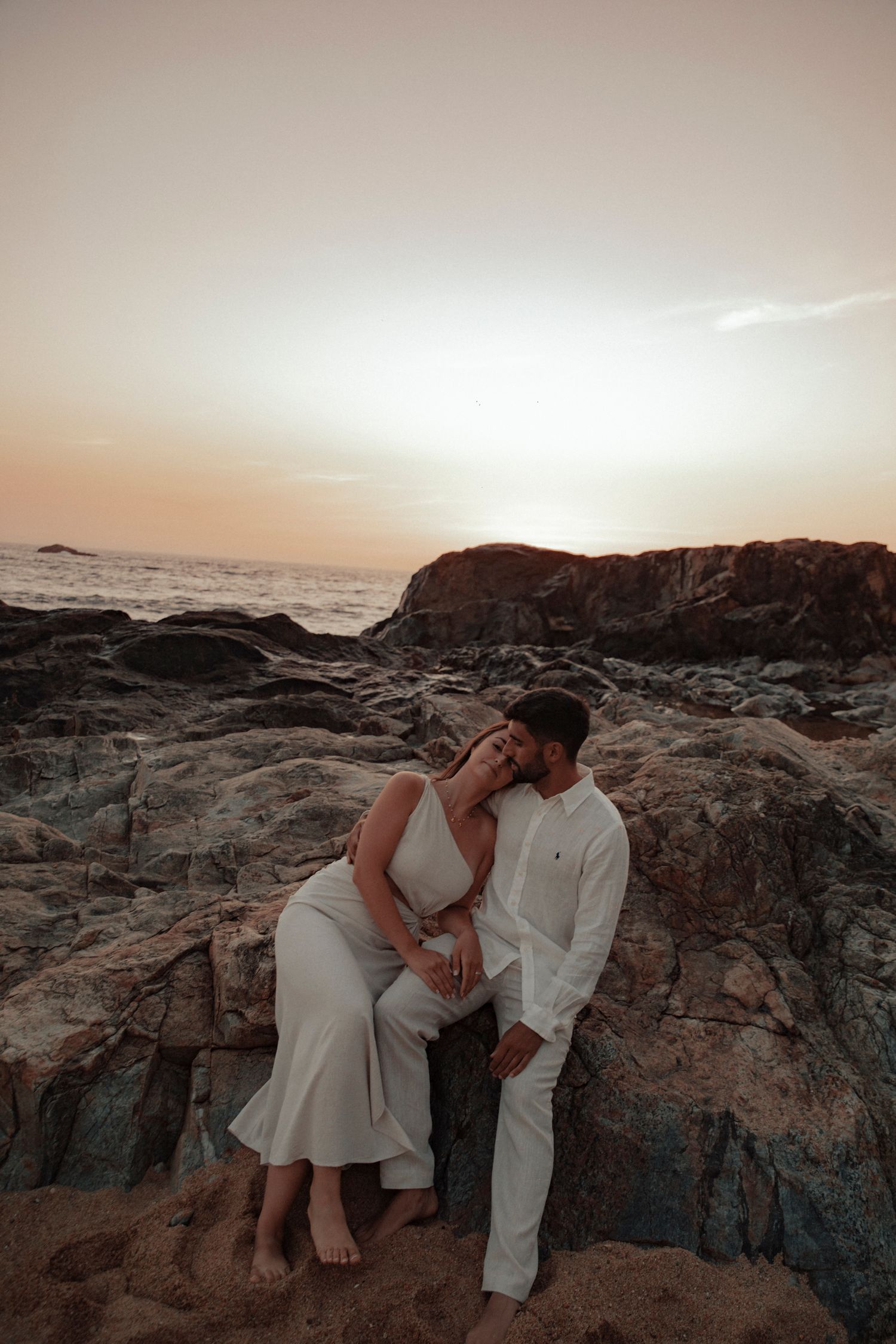 Casal de noivos na praia com roupa de casamento
