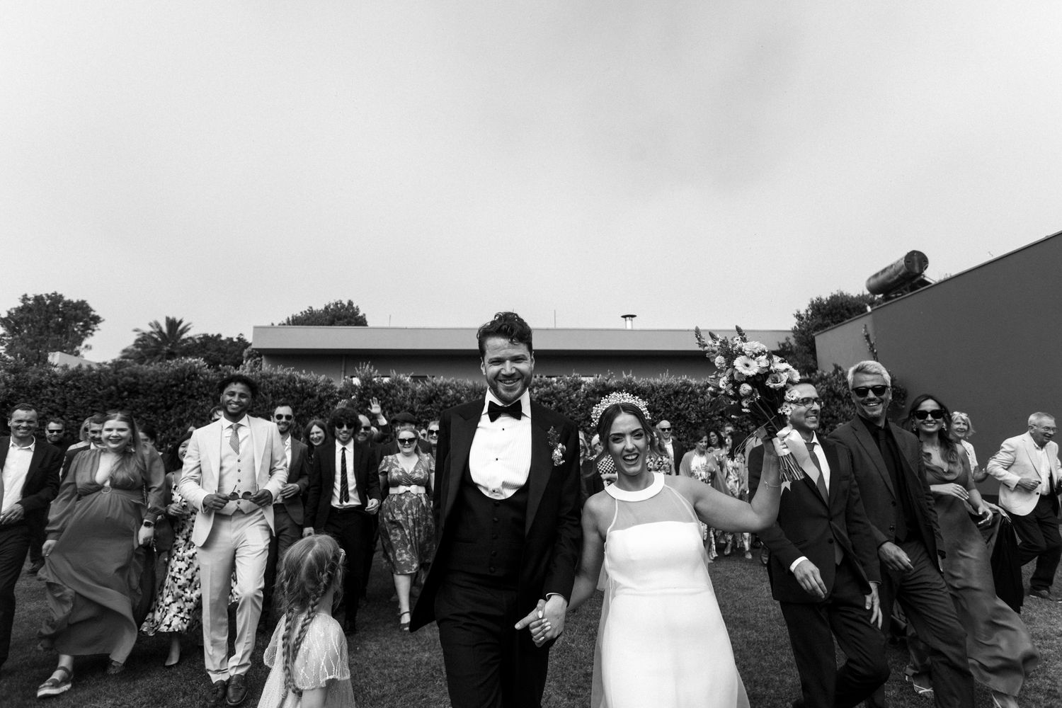 Família de noivo e noiva a celebrarem a festa do casamento na quinta de eventos