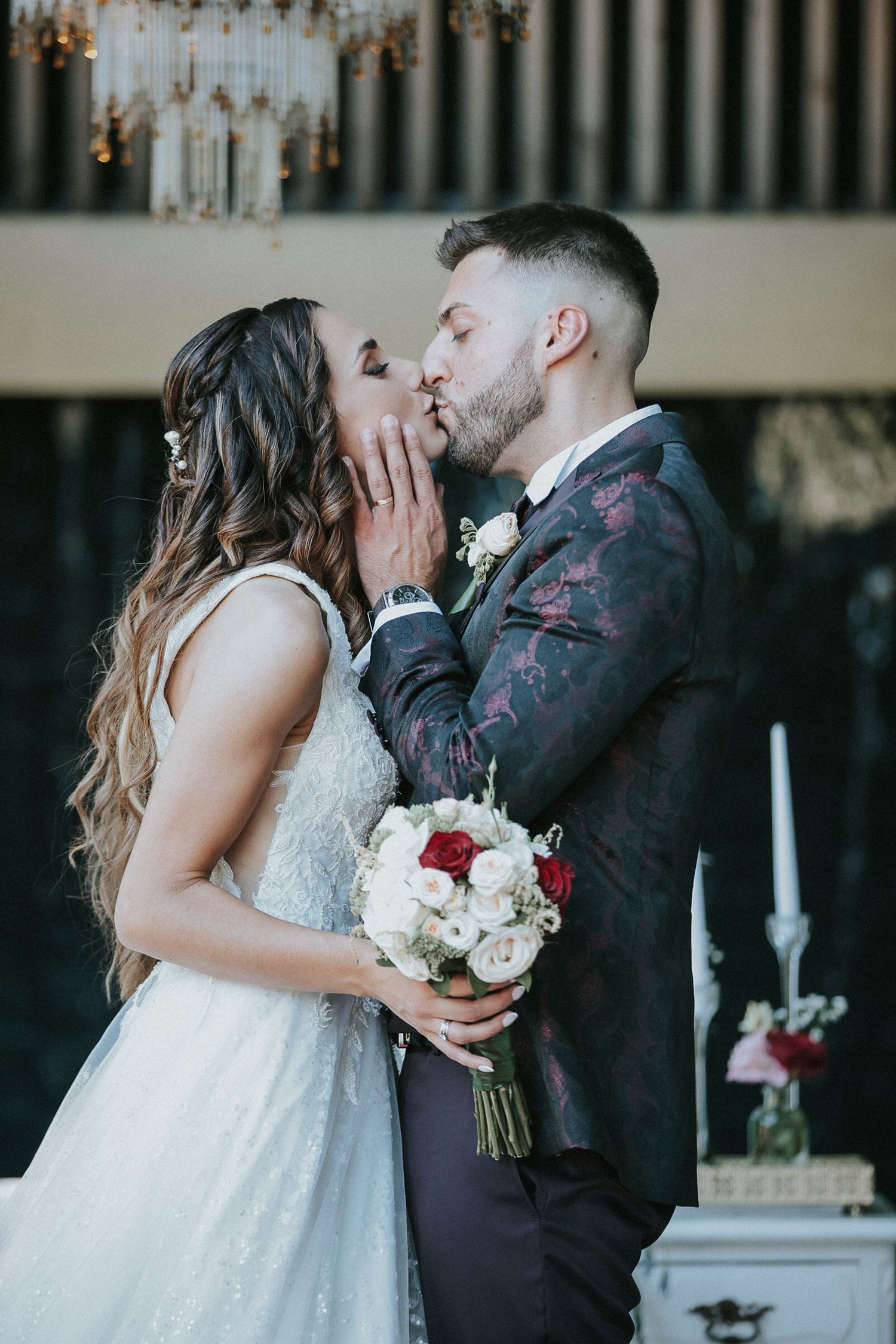 Noiva e noivo com bouquet de flores na quinta de eventos.