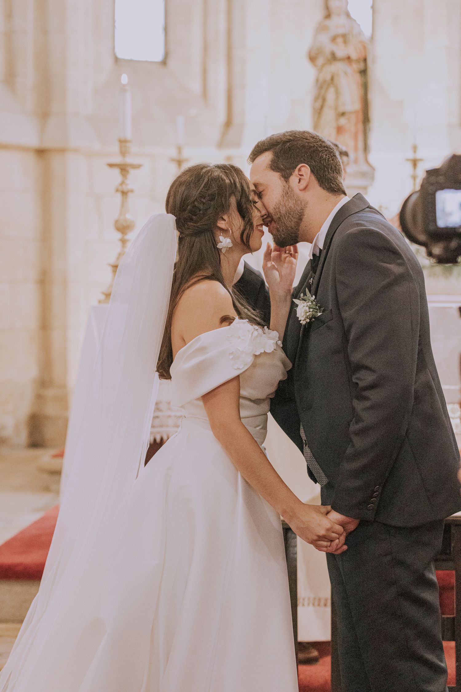 Casal de noivos na igreja