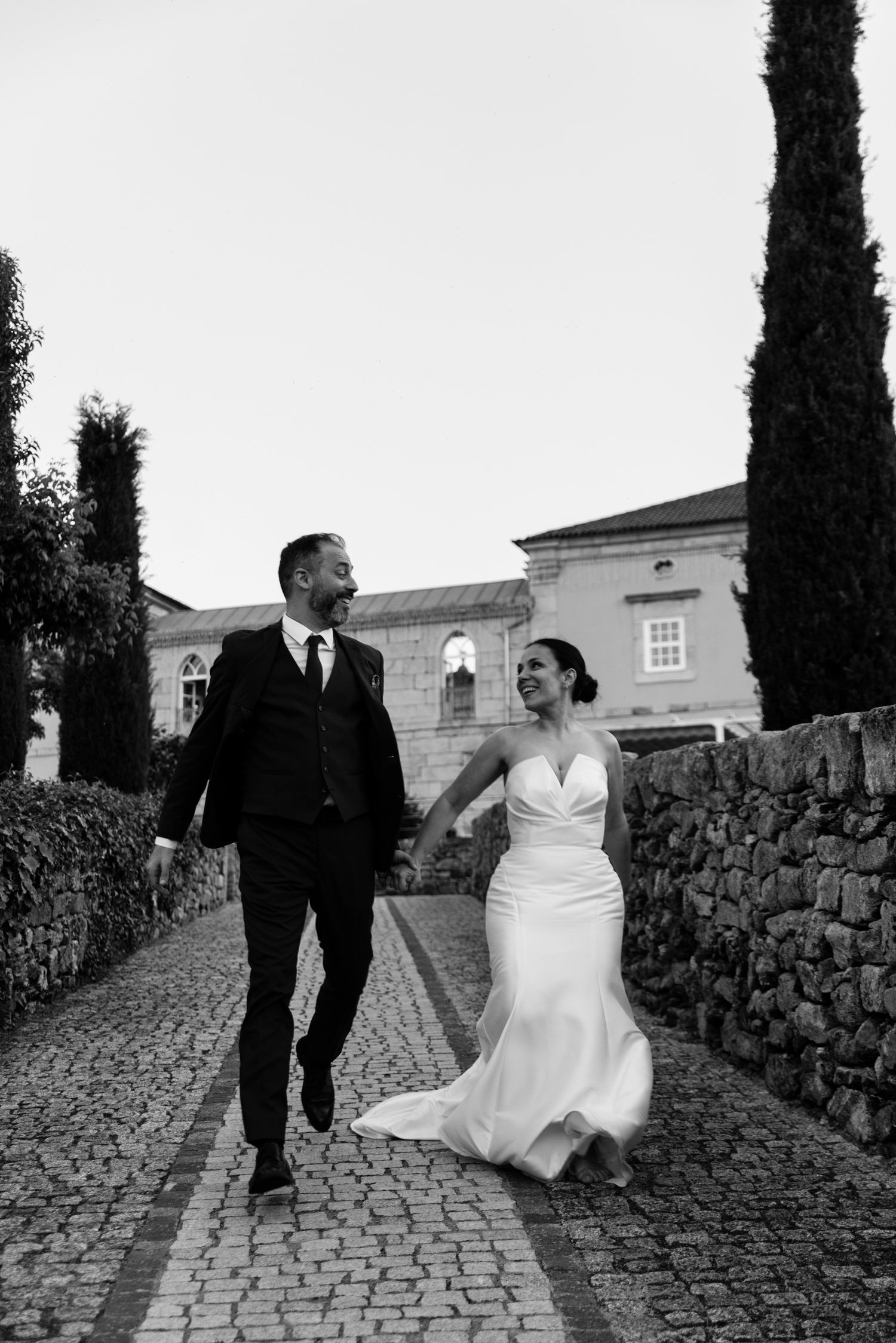 Noivo e noiva na quinta de casamentos