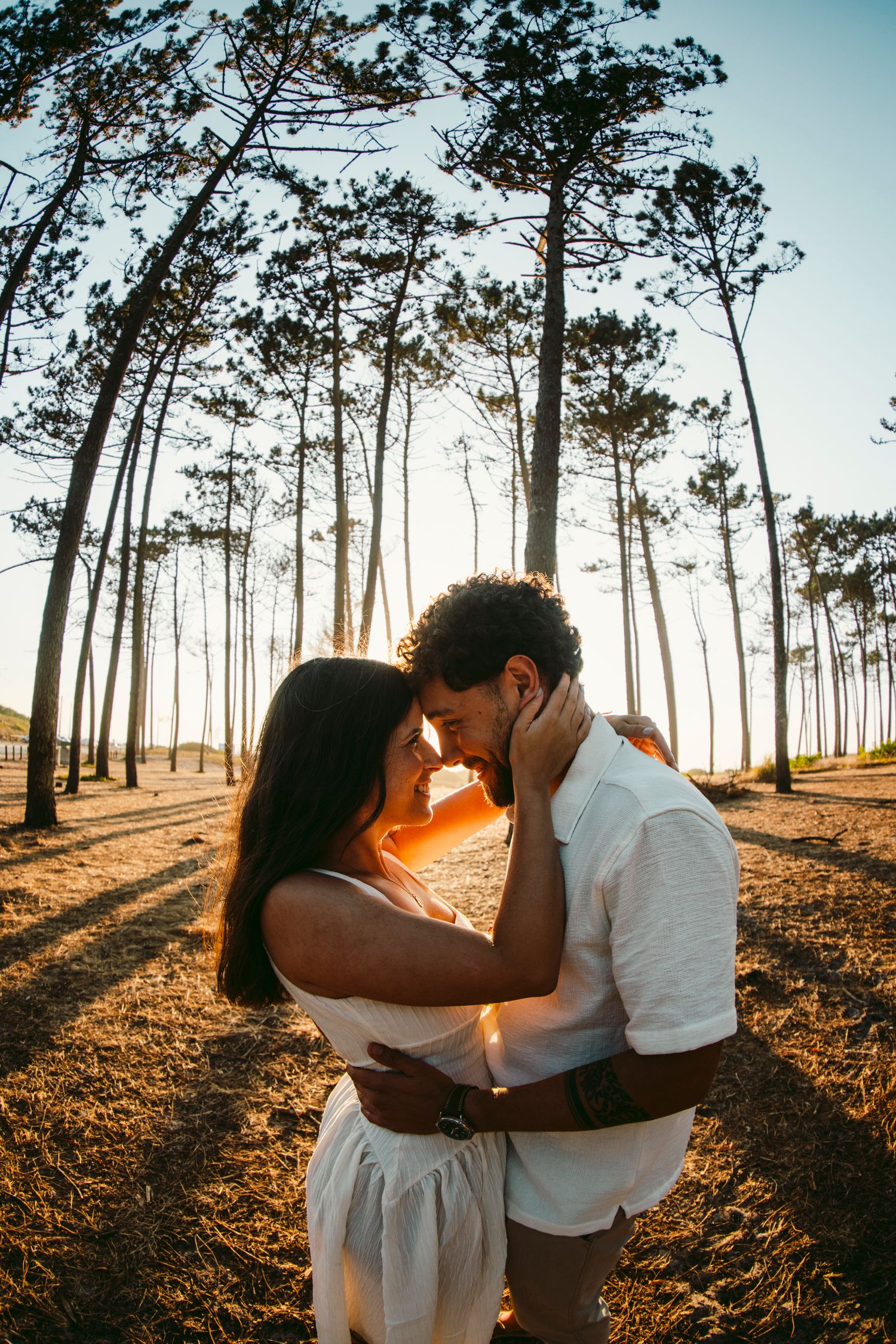 Casal de noivos na natureza com por do sol