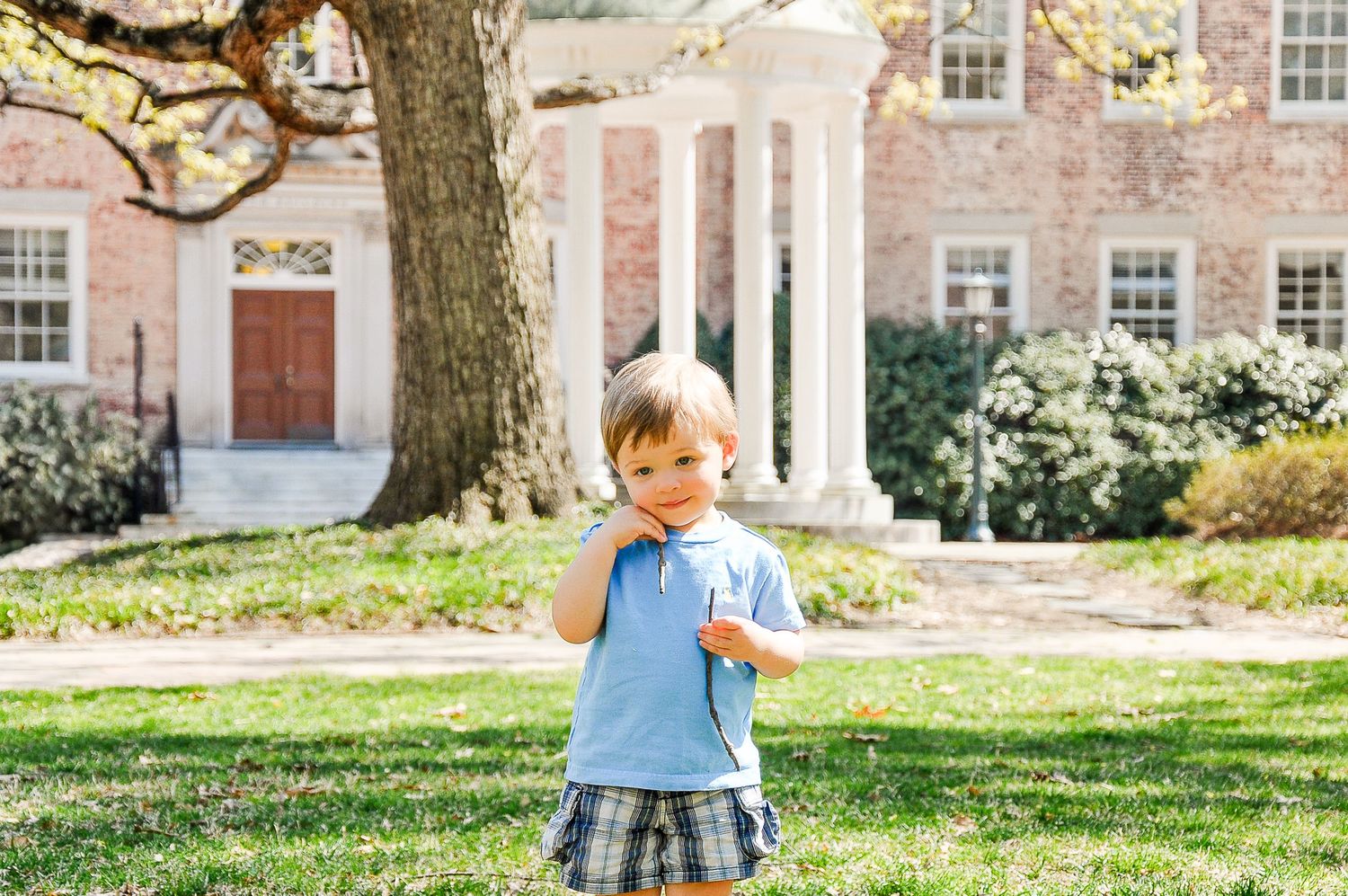 Greensboro, NC Family Photographer, Ryan Harden, Reidsville NC, young boy in front of Old Well in Chapel Hill