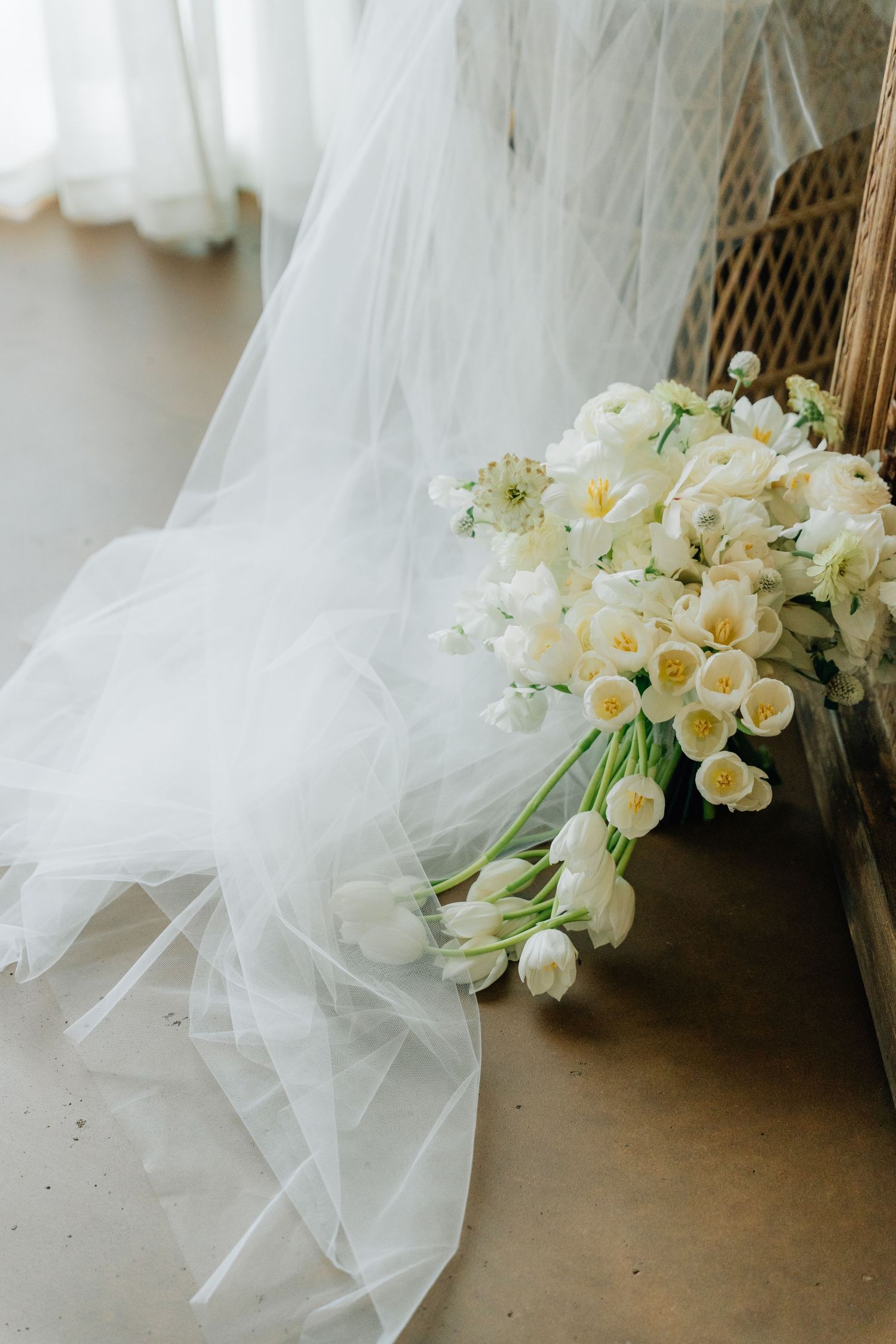 White daffodils and tulle fabric create an elegant wedding decoration display.